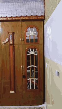 السلام عليكم غرفة أخشاب للبيع نضيفه جداً وداخلها بعد انضف كنتور ابو سته ملحق صاج شغل ثكيل  مستخدمه قليل مكان سبع قصور سعرها 650 وبيه مجال للشراي الاتصال على الرقم *********** وبلخدمه
