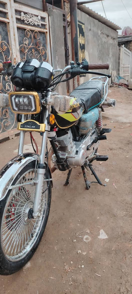 السلام عليكم تايكر 26 صارلهه شهر من طالعه من الوكيل الدراجه جديده ماممدود عليهه سبانه ماناقصهه ايشي اوراق اصولي معدل 125km عليهه عقل رياضي
سعر 675 قفل مكاني حله شارع المهندسين 
#ملاحضه صالنصتهه الجديده موجوده مامشدوده اصلا


**إذا كنت صاحب هذا الإعلان وتريد حذفه لأي سبب، رجاءا أرسل رسالة إلى الدعم الفني**