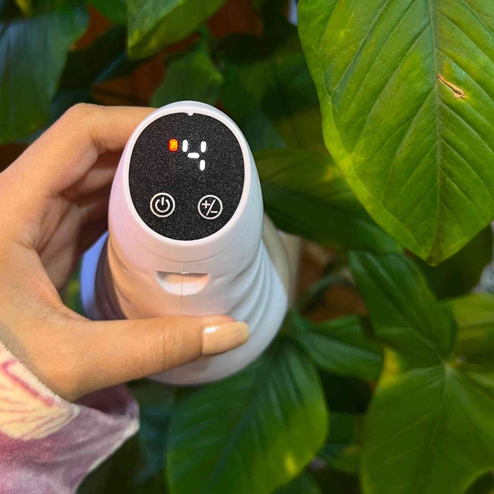 جهاز مساج جواشا الكهربائي بالحرارة والاهتزاز (Red Light & Scraping Massager) للتخلص من الدهون والتشققات  عناية يومية سهلة.

• مزود بخاصية التسخين (Red Light) لتوفير حرارة معتدلة بدون حرق أثناء الاستخدام

• يدعم الاهتزاز عالي التردد للمساعدة في تدليك الجسم وتخفيف التعب

• يحتوي على أوضاع متعددة (ضغط موجب وسالب + وضع الحرارة) مع مستويات سرعة مختلفة

• تصميم بزر واحد لسهولة التشغيل والتحكم السريع

• مناسب للاستخدام على عدة مناطق مثل الرقبة، الظهر، الكتفين، البطن والأطراف

• نوع المنتج: جهاز مساج (Scraping Massage Device)
• الموديل: BY-188
• جهد الشحن: 5V — 1A
• جهد التشغيل: 3.7V
• القدرة: 5 واط
• سعة البطارية: 600mAh/ 1200mAh
• أوضاع التشغيل: حرارة (ضوء أحمر) + ضغط موجب/سالب + اهتزاز
• مستويات السرعة: متعددة (0–9 مستويات)
• مؤشرات: شاشة عرض (LCD) لعرض المستوى
• الإيقاف التلقائي: بعد 30 دقيقة

محتويات العلبة:
• جهاز المساج الكهربائي
• كتيب تعليمات الاستخدام

للحجز خاص  خصم للكميات


**إذا كنت صاحب هذا الإعلان وتريد حذفه لأي سبب، رجاءا أرسل رسالة إلى الدعم الفني**