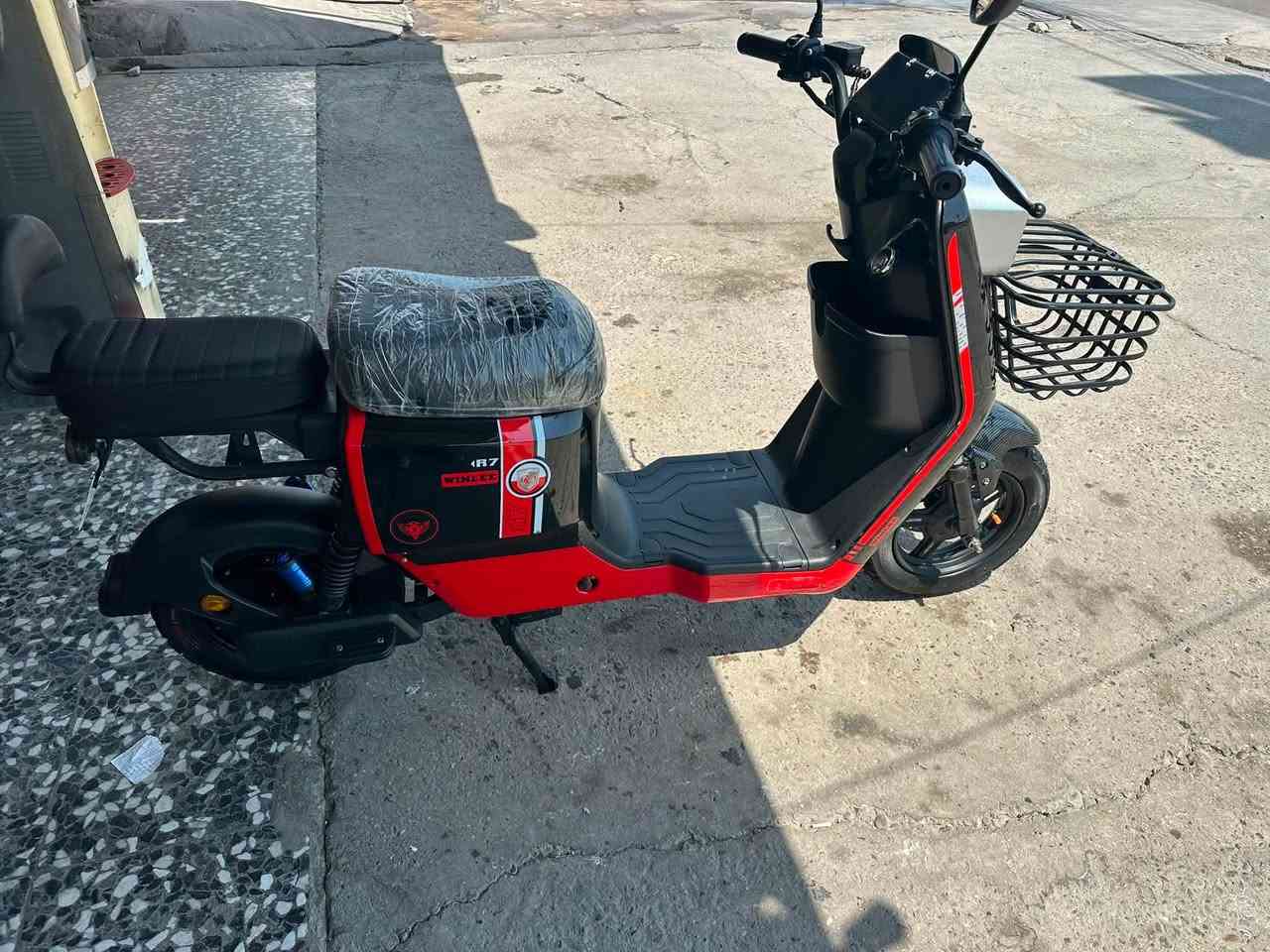 السلام عليكم 
دراجه شحن استخدام شهر شركه winlee R7 
5بطاريات ليثيوم 
4سرع مع نضام بك 
لايت زنون كهربائيتاها كلها ليد 
السعر 600وبيها مجال 
السكن غزاليه شارع المشجر 
***********
