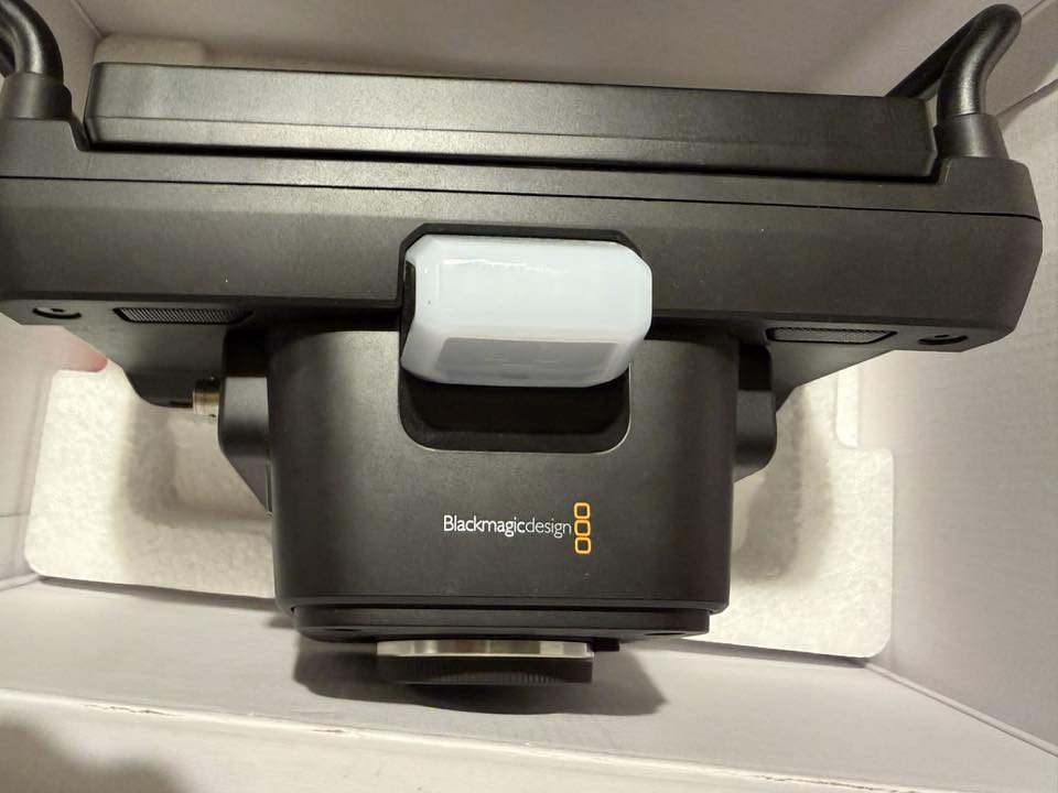 ‎ Blackmagic Studio Camera 4K Plus G2،  للبيع كاميرا احترافية مصممة خصيصاً للإنتاج الحي المباشر والبث التلفزيوني. تتميز هذه النسخة المحدثة بإضافة مدخل ومخرج 12G-SDI لتعزيز التوافق مع موزعات (switchers) البث الاحترافية. 

Streaming Valley
 +3

‎أبرز المواصفات والمميزات:
* جودة الصورة: مزودة بمستشعر 4K سينمائي يدعم دقة تصل إلى 
* 
* 3840�×�2160���� بمعدل إطارات يصل إلى 60 إطاراً في الثانية.
* الأداء في الإضاءة المنخفضة: تمتلك نطاق ISO يصل إلى 25,600 مع ميزة Dual Native ISO (400 و 3200) لتقديم صور صافية حتى في ظروف الإضاءة الضعيفة.
* الشاشة والتحكم: شاشة تعمل باللمس بحجم 7 بوصات وسطوع 600 شمعة (nits)، تسهل عملية التأطير والتحكم في الإعدادات.
* التوصيلات: تتضمن مخارج HDMI 2.0 و 12G-SDI، بالإضافة إلى منفذي USB-C للتسجيل المباشر على أقراص خارجية بتنسيق Blackmagic RAW.
* دعم العدسات: تعتمد على قاعدة عدسات MFT(Micro Four Thirds) النشطة، مما يسمح باستخدام مجموعة واسعة من العدسات الفوتوغرافية والتحكم بها إلكترونياً.
* ميزات إضافية: نظام Talkback للتواصل مع المخرج، إضاءة Tally للتنبيه عند البث المباشر، وميكروفونات ستيريو مدمجة مقاومة للصدمات
الكاميرا جديدة غير مستخدمه فقط لغرض الفحص 
***********
