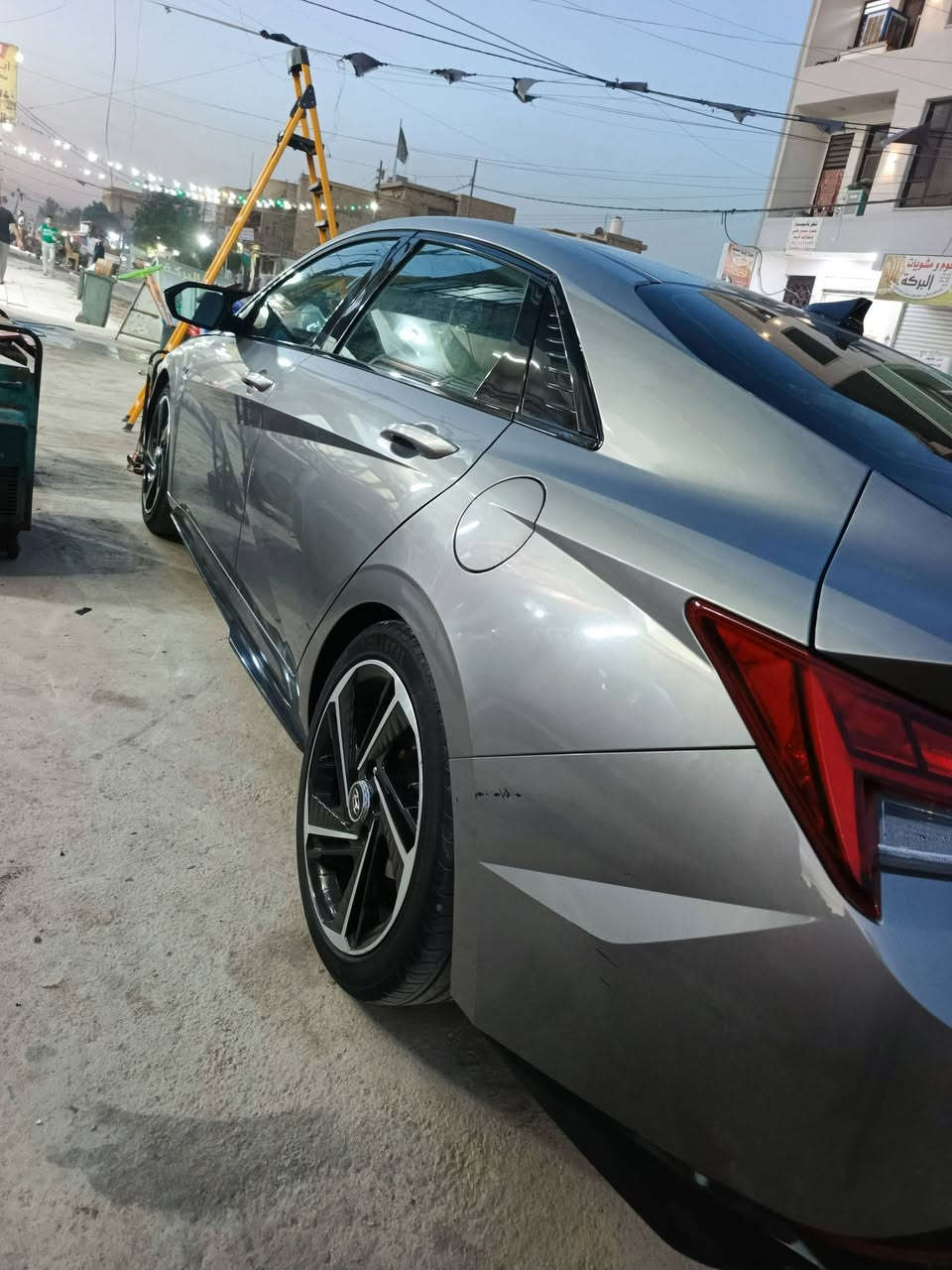 السلام عليكم للبيع الانترا 2023 ان لاين 1600 تيربو فول مواصفات واحد ع واحد سياره جديده ماشيه 78 الف ميل  حادثه بس دعاميه اماميه بدون ايرباك بدون دواخل سياره جديده بمعنى الكلمه مكان السياره بغداد اليوسفيه هاتف ***********
 السعر 155 وبيه مجال

