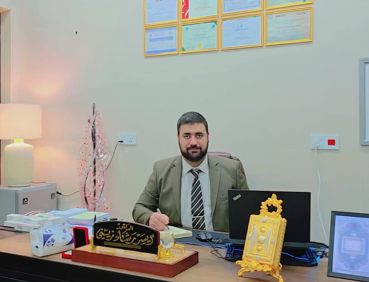 تعالوا أهلي وإخوتي، خلّي أسولف لكم هاي السالفة، وبقت يمكم إذا تريدون تشاركوها حتى أهلنا جميعاً يستفادون منها، بكيفكم بقت.
يگولون: إن خليّت قلبت حقيقة. كنت دا أگلب بالفيسبوك وأتصفح، وفجأة يتصل بي رقم، فجاوبت عليه. عرفني بنفسه، گالي: أني فلان ابن فلان. كتله: أهلاً وسهلاً بيك، حياك الله، آمرني. گال: أني أريد أشارك بفعل الخير. كتله: خير إن شاء الله، شتحب تشارك؟ گال: أني معاك الدكتور أيسر زيني، اختصاص دقيق بطب الأورام والغدد. كتله: خوش حچي، موفقين.
بشنو تحب تشاركنا دكتور؟ گال: أني فاتح عيادتي طول شهر رمضان مجاني، بدون كشفية وبدون أي أجور، وهاي مساعدة مني للفقراء والمتعففين، وإن شاء الله كلنا فقراء عند الله. أي شخص ما عنده، عيادتي مجانية إله طول الشهر، وهاي مبادرتي لكل شخص من كل محافظة بالعراق، وخصوصاً أهل النجف أهلي.
وأضاف الدكتور: حتى إذا تحاليل أو غيرها وأكدر أساعد بيهن، هم أساعد. بعدها أني كتله: دكتور صدمتني والله، أني أريد أنزل منشور لهلنا وناسنا بالنجف، وهاي مساعدتك للناس ما تضيع عند الله. وسدّينا مكالمتنا.
أحب أضيف كم كلمة: والله العظيم فعلاً إذا گالو إن خليّت قلبت حقيقة. أني أعتز بهيج ناس وأعتز بكل شخص يساعد الناس المحتاجة. الحقيقة دكتور أيسر زيني يستحق النشر والشكر، ويستحق أن يتشارك المنشور حتى يوصل للناس المتعففة والما عدهم، يروحوله للعيادة ويگولوله شفنا منشورك بالبيج مال النجف الآن.
وهاي صورة الدكتور وعنوان عيادته مرفقة بالمنشور.
العنوان شارع المثنى فرع الحزب الشيوعي 
رقم العيادة 
***********

#متابعة
#اعلام
#النجف_الآن
