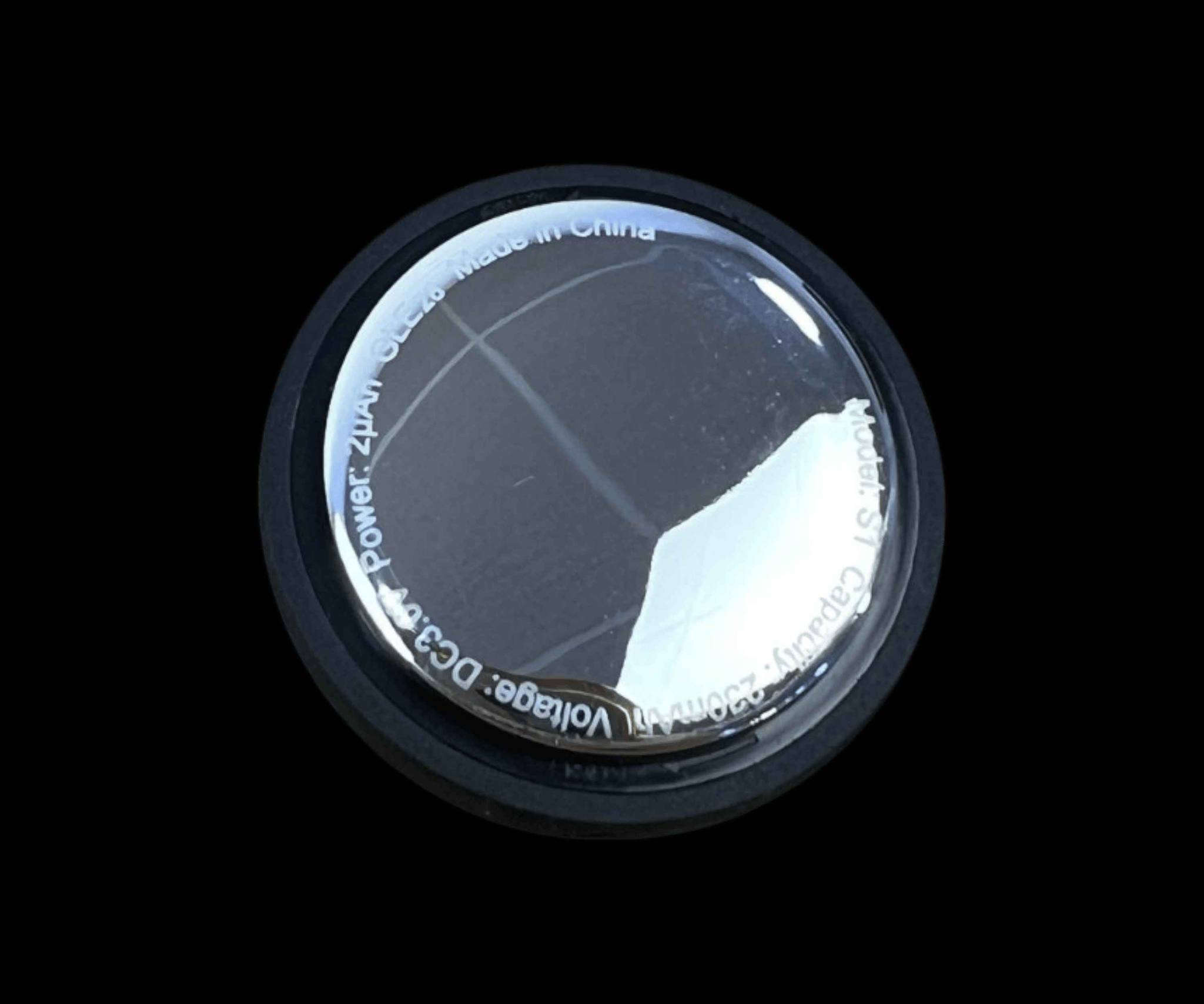 جهاز تتبّع ذكي (4 قطع)

الاستخدامات:

تعقّب المفاتيح، الحقائب، المحافظ، السيارات، الدراجات وحتى عربات الأطفال.

إصدار تنبيه صوتي لتحديد موقع الغرض المفقود ضمن مدى البلوتوث.

البحث العالمي عبر تطبيق Apple Find My للعثور على الأغراض المفقودة في أي مكان.

مناسب للسفر والاستخدام اليومي لتفادي فقدان الأغراض المهمة.

المميزات:

يعمل مباشرة مع تطبيق Apple Find My دون الحاجة إلى تطبيق إضافي.

بطارية قابلة للاستبدال (CR2032) تدوم حتى سنة كاملة.

تصميم صغير وخفيف (وزن 8 غرام فقط).

مدى بلوتوث فعال حتى 20 متر مع خاصية إصدار صوت للتحديد السريع.

يأتي مع أغطية سيليكون وحلقات تعليق لتثبيت الجهاز بسهولة على أي غرض.

محتويات الصندوق:

4 أجهزة تتبّع ذكية.

4 أغطية سيليكون واقية.

4 حلقات تعليق (Lanyards).

دليل استخدام متعدد اللغات.

طريقة الربط:

1. تأكد من أن جهازك (iPhone أو iPad) يعمل بنظام iOS  iPadOS الإصدار 14.5 أو أحدث.
2. افتح تطبيق Find My المثبّت مسبقًا على جهازك.
3. ضع جهاز التتبّع بالقرب من الآيفون، ثم اضغط على زر التشغيل في الجهاز.
4. سيصدر الجهاز صوتًا قصيرًا للدلالة على التشغيل.
5. على شاشة الآيفون، اختر "إضافة عنصر جديد" (Add Item) ثم اضغط متابعة.
6. عيّن اسمًا للجهاز واختر "تم" (Finish) ليصبح الجهاز جاهزًا للاستخدام.

الملاحظات:

البطارية CR2032 قابلة للاستبدال عند انتهاء عمرها.

في حالة عدم ظهور الجهاز في التطبيق، يمكن عمل إعادة ضبط (Reset) بالضغط على زر التشغيل 5 ثوانٍ حتى تسمع نغمة مزدوجة.

الغلاف الخارجي مصنوع من مادة ABS المتينة.

أبعاد الغلاف:

الطول: 10 سم

العرض: 14 سم

الارتفاع: 3 سم

توجد خدمة توصيل بغداد, العراق


**إذا كنت صاحب هذا الإعلان وتريد حذفه لأي سبب، رجاءا أرسل رسالة إلى الدعم الفني**