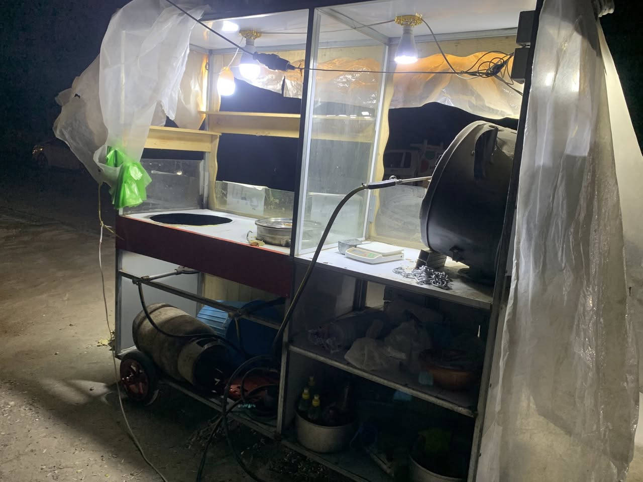 السلام عليكم عندي عربانة مال لبلبي وحب وذرة وجبس ملحقاتهة كاملةجدورة ثنين مال الذرة ومال اللبلبي وحتى السفريات اخذهن وياهن متوازي ع بيعتهامكاني بغداد حي الجامعة السعر ٧٠٠ وبيها مجال إذا شراي ***********
