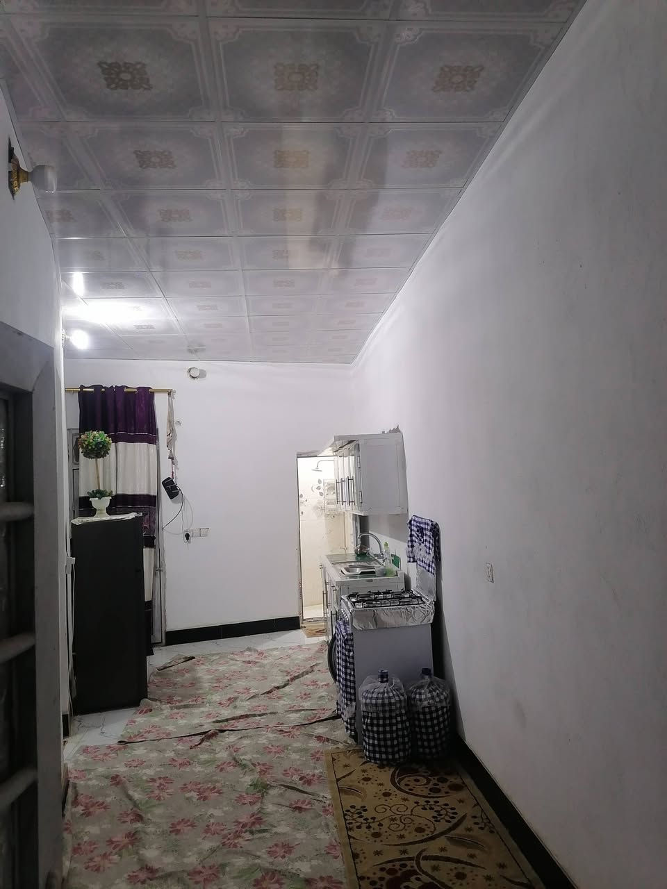 البيت للبيع حي ميسان بداية شارع الشيوخ مساحة البيت واقع حال ٧٠ متر لأن قناص بناء غرفه مع صاله ومطبخ دمج حمام داخلي مكشوفه على الغرفه استقبال ساحه مقابل الإستقبال حمام خارجي بيت مرتب ومحتاج لبخ الواجهه وتطبيك الإستقبال والحمام الخارجي فقط ***********واتساب
