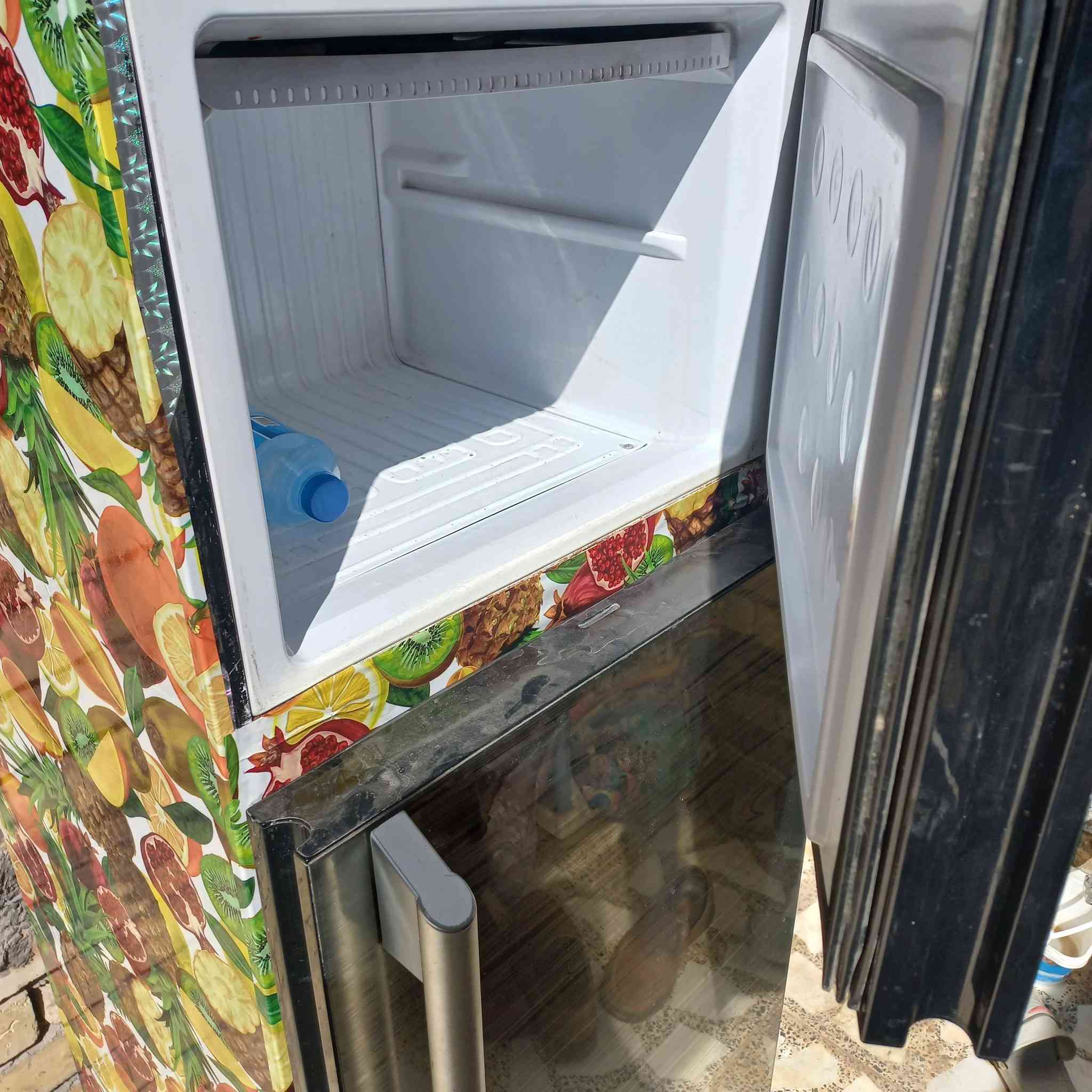 السلام عليكم ثلاجة شغالة 
تقريبا ارتفاع ١٥٠ سانتيم 
السعر ١٥٠ عنواني بغداد 
 قرب حي تونس 
‎0773 005 8291
