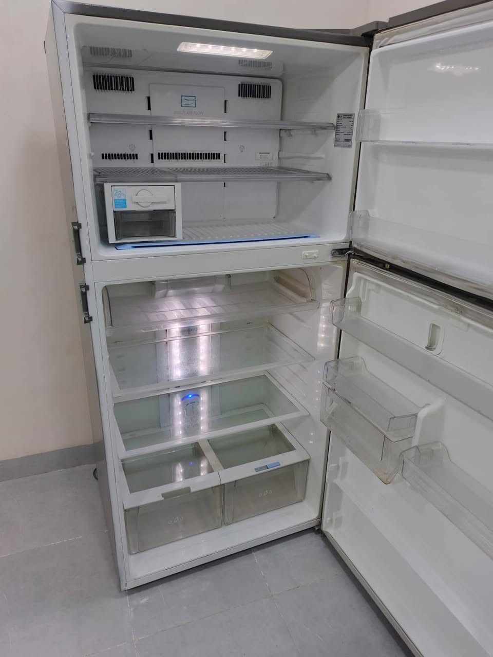 ثلاجه للبيع شركة LGكلش نظيفه شرط  ماواصله مصلح بخاخ السعر ٣٠٠الف الاتصال***********
