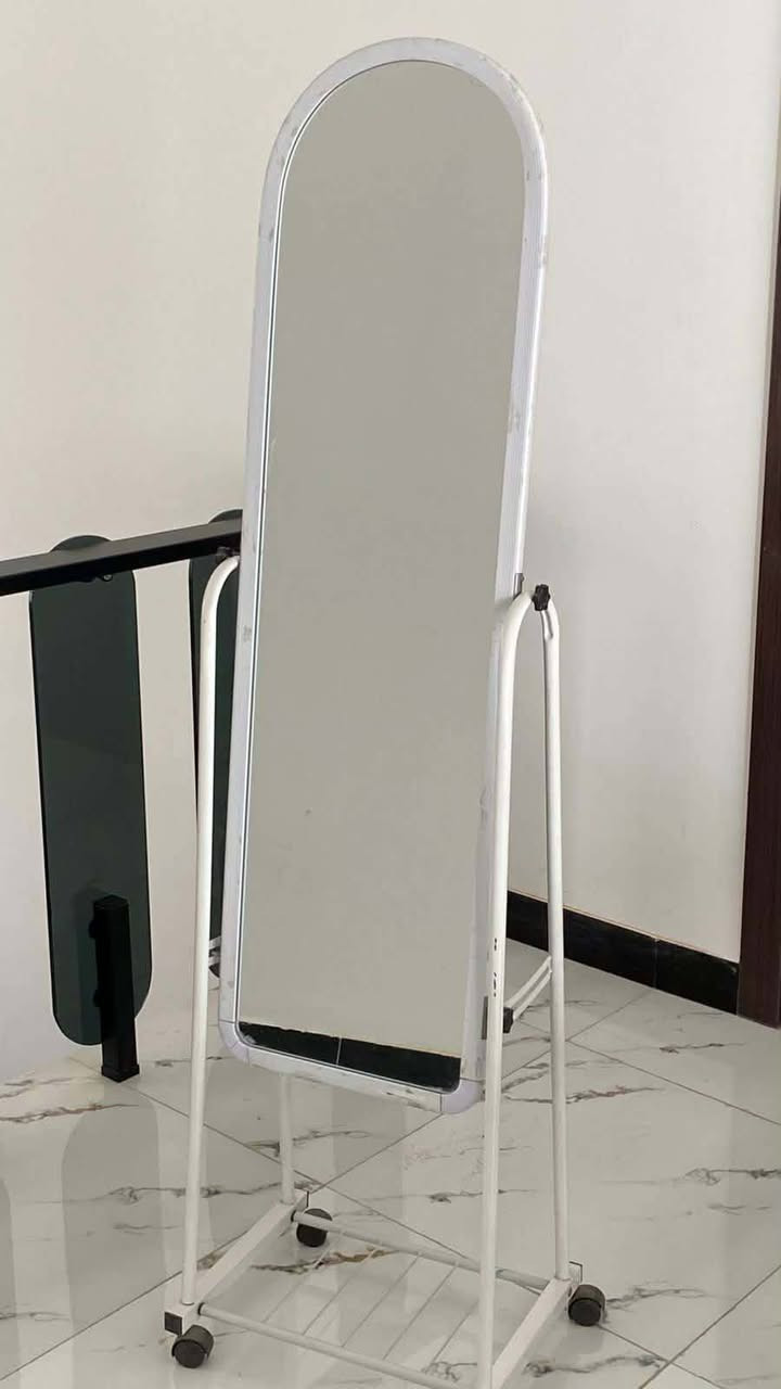 السلام عليكم من رخصه الأدمن 
ميز طعام مع 6 كراسي
مع 4 طبلات مع مرايا للبيع 
السعر 225 مع مجال بسيط
العنوان فلوجه للتواصل 
***********
