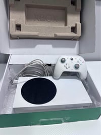 اكس بوكس سير س مع كارتونه مع جميع ملحقات جوستك سير لاتعطل ولايصير بيها...