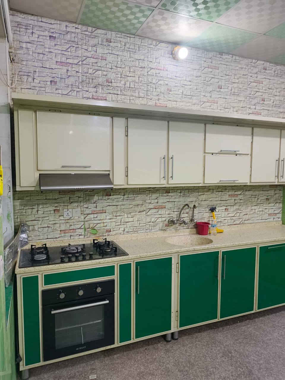 السلام عليكم 
كاونتر مرمر+سمك +طباخ مثل ما موضح للبيع
سعرة 550الف وبي مجال 
للاستفسار الاتصال على 
***********
