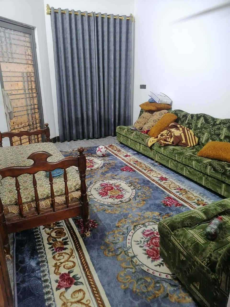 🏠 بيت حديث للبيع - حي الملايين الثاني (تقطيع جاموس) 🏠المساحة: 140 متر.البناء: عمره سنة واحدة فقط، جاهز للسكن.التقسيم: غرفتين، استقبال، مطبخ حار بارد.الطابق الثاني: هيكل كامل جاهز للصب والتوسيع.الوضع القانوني: سند زراعي 25 + وصل بلدي يتملك.الخدمات: كاملة وحيل زينة.الموقع: يم أسواق أبو عبد الله.السعر: 75 مليون.📱 للتواصل والاتصال (متوفر واتساب):📥 ***********📥 ***********
