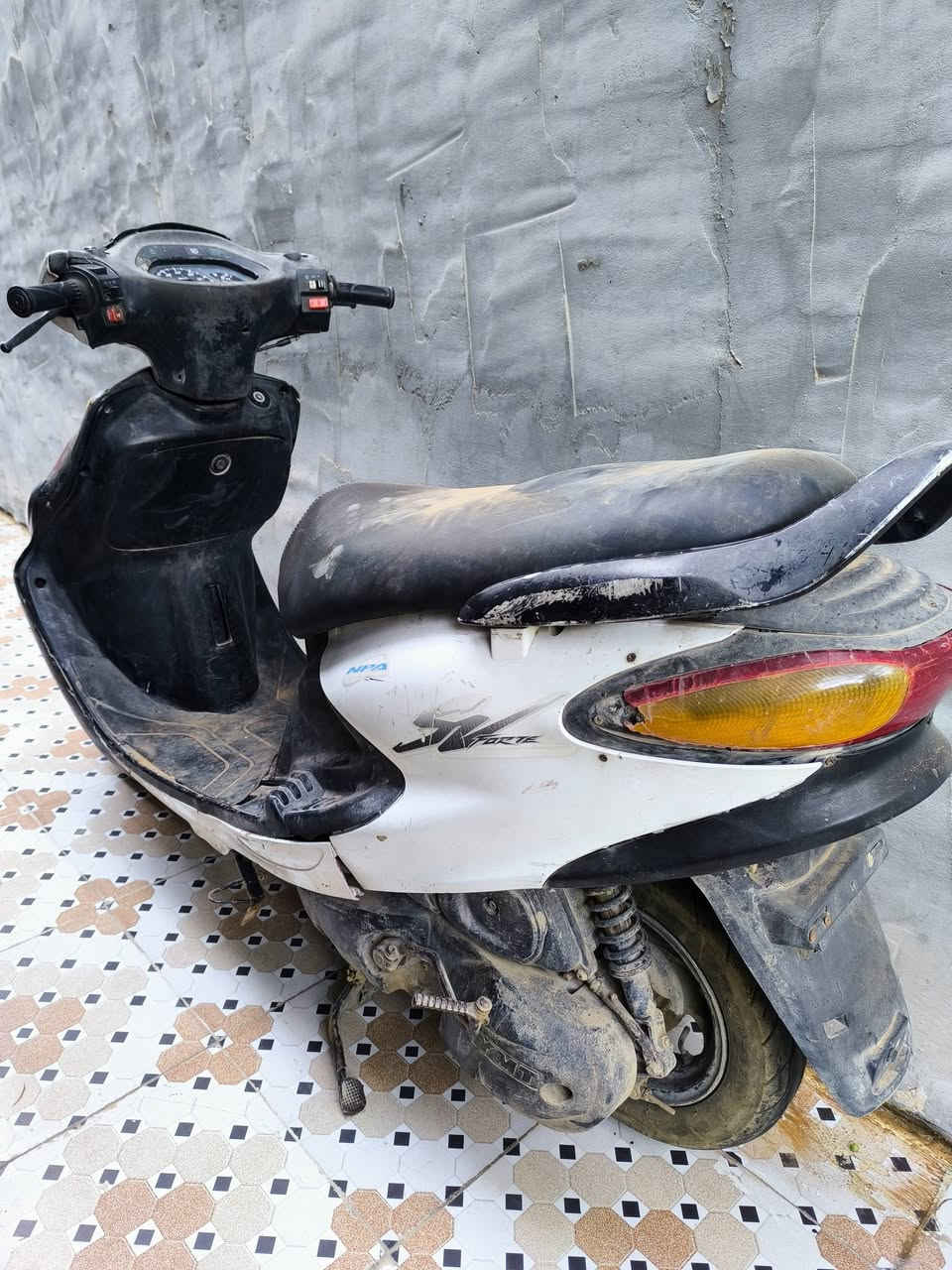 السلام عليكم 
دراجه دولفين شغاله تحط بانزين وتطلع 
فقط بريك مابيها 
السعر $ 250 ألف.. المكان الجمعيه


**إذا كنت صاحب هذا الإعلان وتريد حذفه لأي سبب، رجاءا أرسل رسالة إلى الدعم الفني**