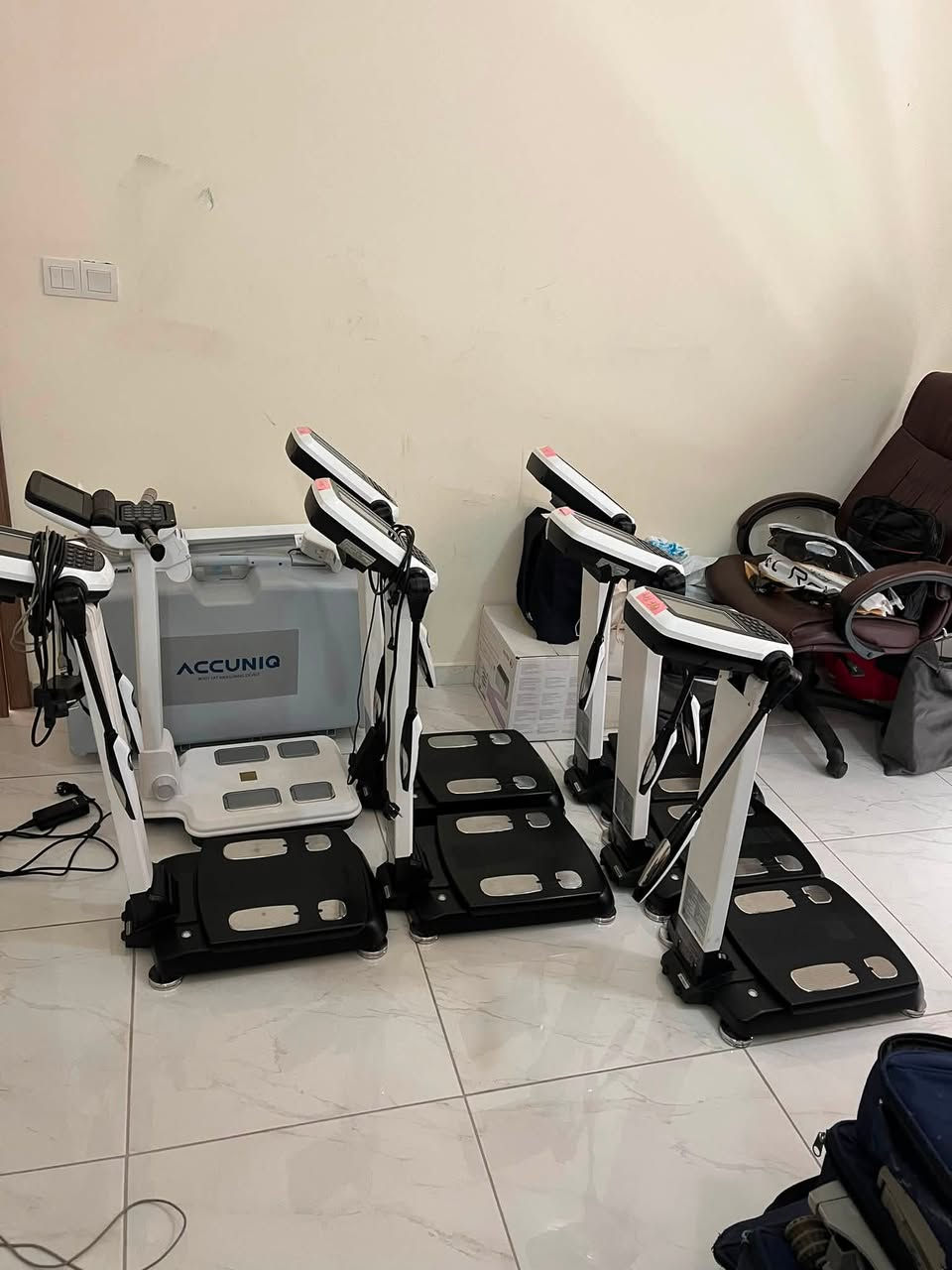 للبيع

أجهزة Body Composition Analyzer

من شركة InBody Machine الكورية 🇰🇷

أجهزة احترافية لتحليل مكونات الجسم، تقيس بدقة:

✅ الوزن

✅ نسبة الدهون في الجسم

✅ الكتلة العضلية

✅ نسبة الماء في الجسم

✅ الدهون الحشوية

✅ والعديد من المؤشرات الصحية التي تساعد في تقييم ومتابعة اللياقة والصحة.

مناسبة للعيادات، النوادي الرياضية، مراكز التغذية، ومراكز التخسيس.

طريقة الاستخدام سهلة جداً، حيث يقف الشخص على الجهاز ويمسك المقابض، وخلال أقل من دقيقة تظهر النتائج مع إمكانية طباعة التقرير مباشرة.

🔹 الأجهزة مستخدمة وبحالة جيدة جداً.

🔹 كاملة الملحقات.

🎁 الطابعة الأصلية مرفقة مجاناً.

💰 السعر: 2,500,000 دينار عراقي للجهاز الواحد.

الموقع : بغداد / شارع فلسطين 

📞 للتواصل: ***********

