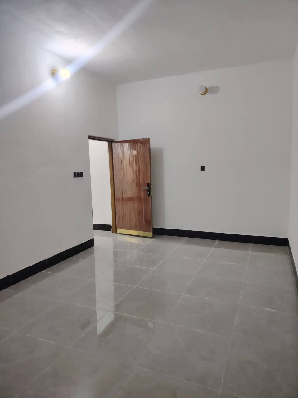 بيت للبيع مساحه 100متر طابو زراعي جديد مامسكون صب جوه وفوك قريب للشارع عباسيه كوفه كافة الخدمات يحتوي على غرفه صاله مطبخ إستقبال تخاريج السعر45بيه مجال بصيط البيت متعوب عليه *********** اتصل وبيه مجال
