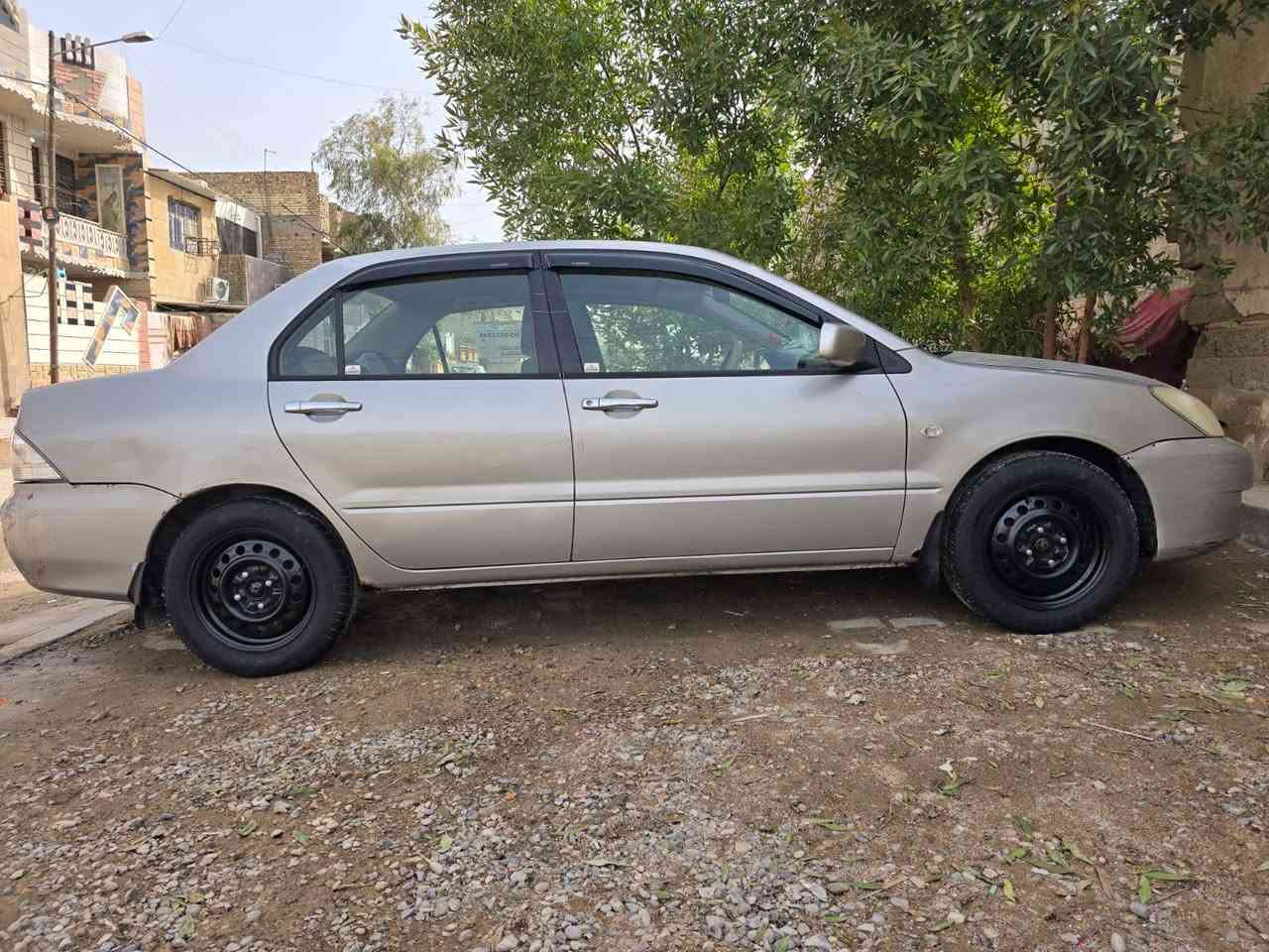 السلام عليكم لانسر موديل 2007 محرك 2000 بيها بابتين وجاملغات اثنين صبغ أثر الجراد سيارة حلوى وخير من الله....السعر 72 وبيها مجال للاستفسار الاتصال...***********
