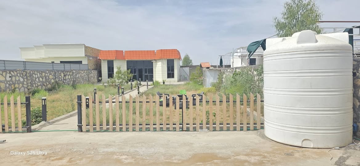 مزرعه للبيع مساحه 700 متر وجها 15 متر بيها غرفه وصاله ومطبخ وحمامات داخليه وخارجيه جاهزه تباع معا الثاث سند 25 مداور ع طريق الدغارة ديوانيه خلف مطعم 🍴 واثق بلمزارع  تبعد عن التبليط 100 متر ***********
