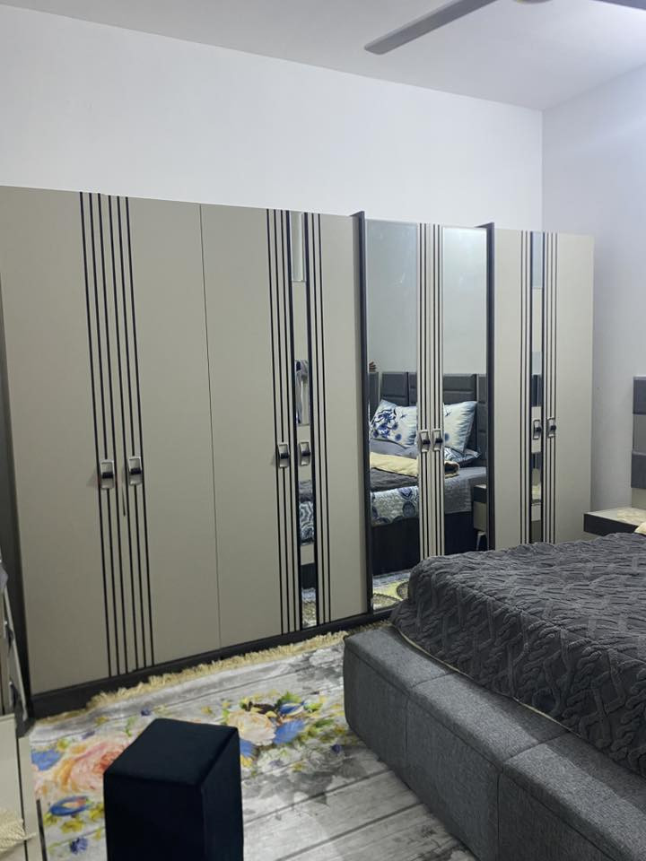 السلام عليكم غرفه 10 قطع  تركي جديده للبيع سرير نفرين مخزن داخلي واناره جانبيه كنتور 6 أبواب مع ملحق 2 باب طابوريه وشازلون  للاستفسار ***********
