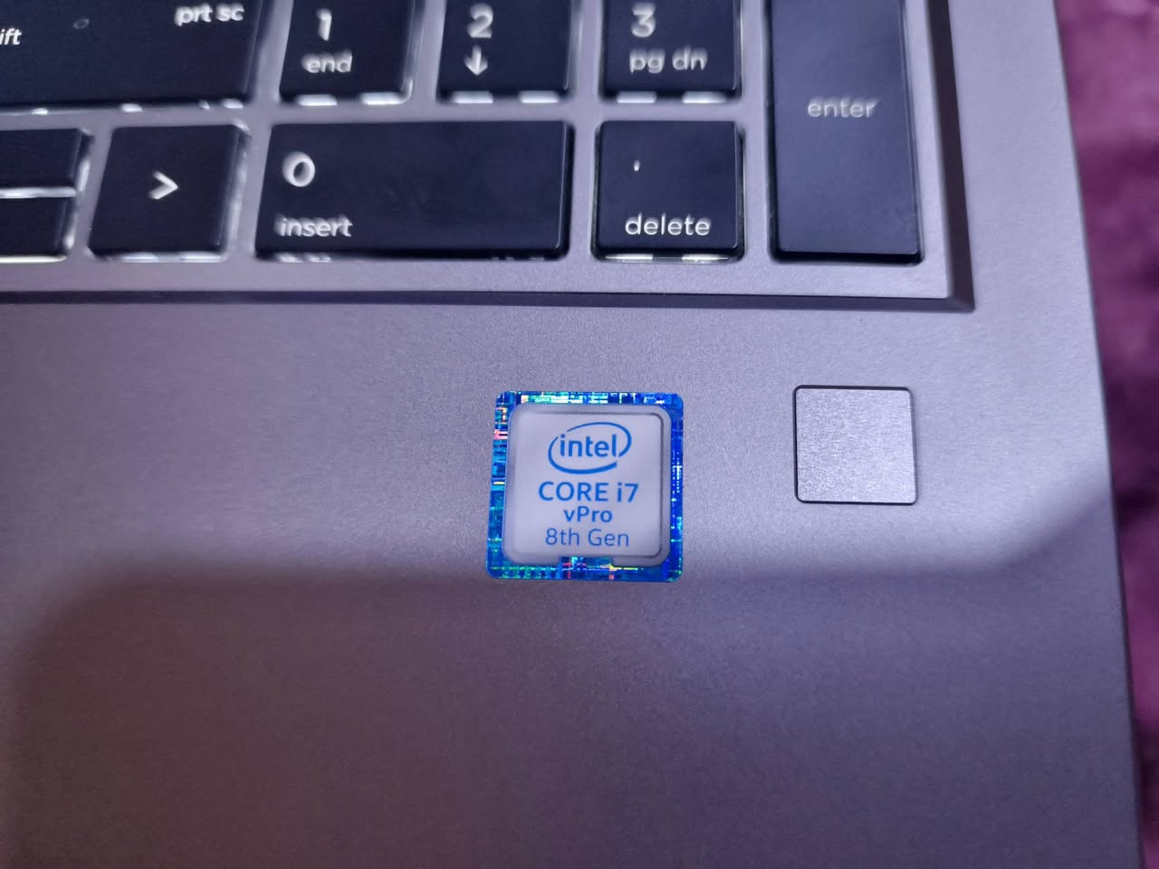 رقم:***********
سلام عليكم 💻 لابتوب HP ZBook 15 G5 Workstation
الماركة: HP يدعم فيس ايدي بصمه اصبع 
الموديل: ZBook 15 G5 
الحالة: مستعمل / نظيف
⚙️ المواصفات
المعالج: Intel Core i7 الجيل الثامن ( i7-8850H) بسرعة تصل إلى 4.1GHz
عدد الأنوية: 6 أنوية
الرام: 16GB DDR4 (قابل للترقية حتى 128GB)
التخزين: SSD 512GB NVMe سريع
كرت الشاشة الداخلي: Intel UHD Graphics 630
كرت الشاشة الخارجي: NVIDIA Quadro P1000 أو P2000 ‏4GB مخصص للتصميمو العاب والجرافيك
الشاشة: 15.6 بوصة IPS
الدقة: Full HD ‎1920×1080‎
النظام: Windows 10 / Windows 11
🔌 المنافذ
3 × USB 3.0
2 × USB-C Thunderbolt 3
HDMI
LAN Ethernet
قارئ كرت SD
مدخل سماعة وميكروفون
📡 الاتصال
Wi-Fi
Bluetooth
🔋 معلومات إضافية
بطارية 90Wh
وزن الجهاز حوالي 2.6 كغم
هيكل قوي مخصص للأعمال الثقيلة (Workstation)
مناسب لبرامج التصميم والمونتاج والهندسة مثل AutoCAD وPremiere �
DeviceBeast +١
✅ 
لابتوب HP ZBook 15 G5 وركستيشن قوي مناسب للتصميم والمونتاج العاب والبرامج الهندسية، أداء عالي وشاشة Full HD مع كرت شاشة احترافي NVIDIA Quadro.
إذا
