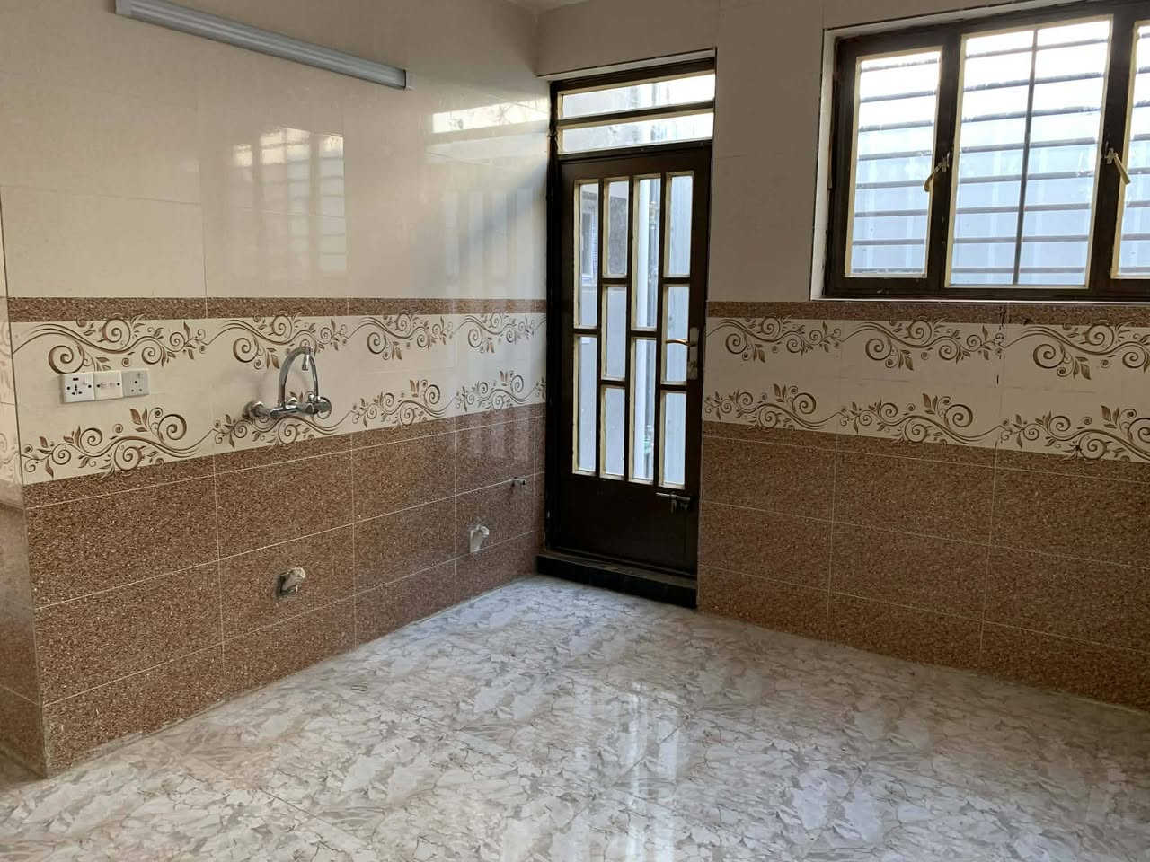 للايجار في السيدية
مشتمل طابق اول مساحة 150م معزول عزل تام 
يحتوي على غرفتين وصالة ومطبخ وصحيات 
سعر الايجار 600
للاستفسار مراجعة مكتب الكرم  للعقار 
او الاتصال على الارقام التاليه 
***********
