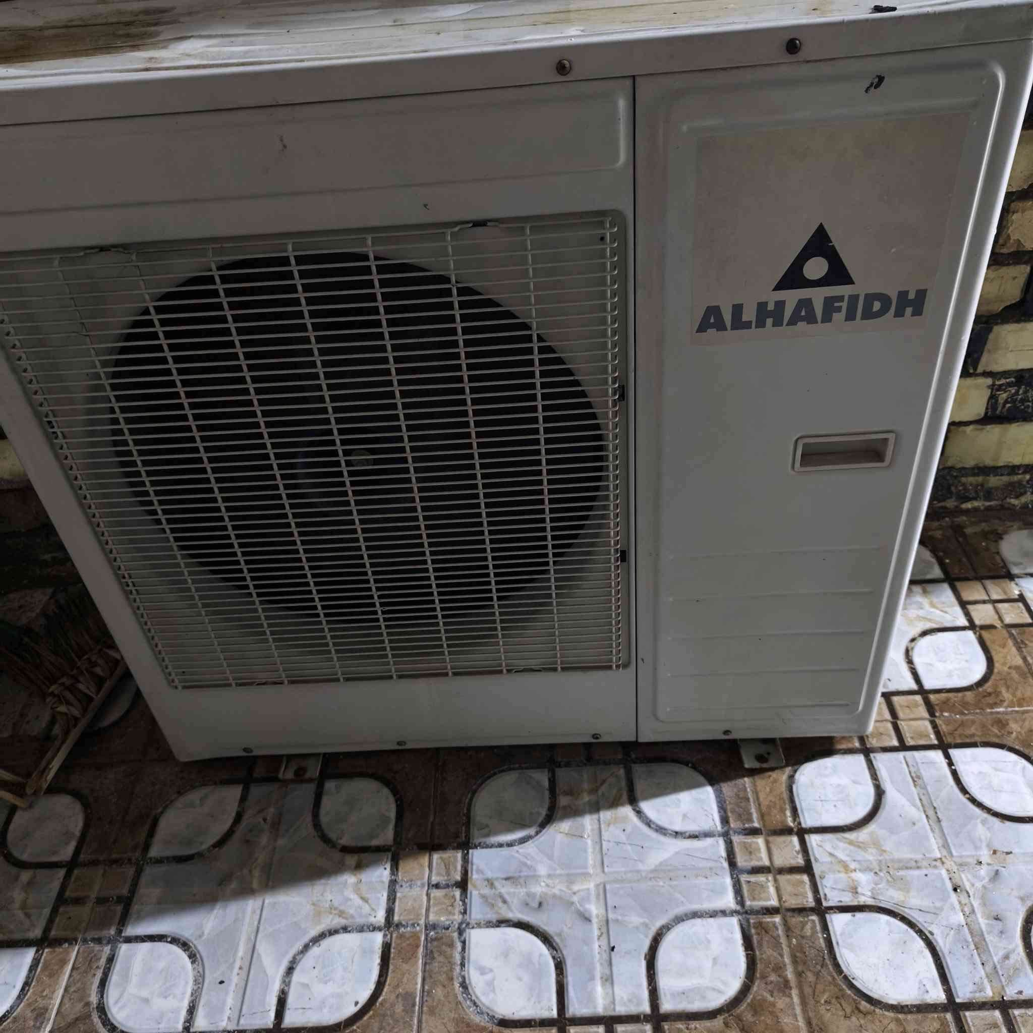 سبالت للبيع واحد الحافض 3 طن شغال شرط ثلج والثاني شارب طنين بدون بوري فقط داخليه وخارجيه النجف الأشرف حي  النداء ***********
