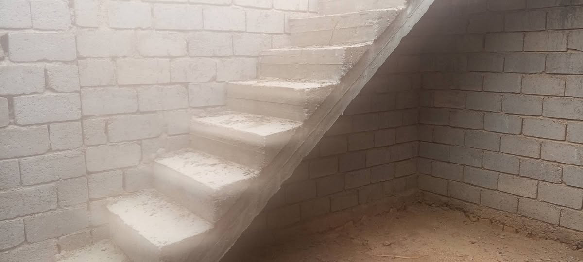 بيت للبيع عنانه شارع المنفذ بعد سيطره عنانه بمسافة زراعي ومشمول بتطويب ومنطقه كامله  ومي ساحبله ومولده بصفك وصارلي شهرين من صبيت السكف وخليت شبابيج وبيبان وباب بيت جايبله ومخزن حافر وره البيت عندك مساحه عرض 5وطول 12 يرهم نقد ويرهم قسط ومنختلف بسعر انشالله مساحة 250متر


**إذا كنت صاحب هذا الإعلان وتريد حذفه لأي سبب، رجاءا أرسل رسالة إلى الدعم الفني**