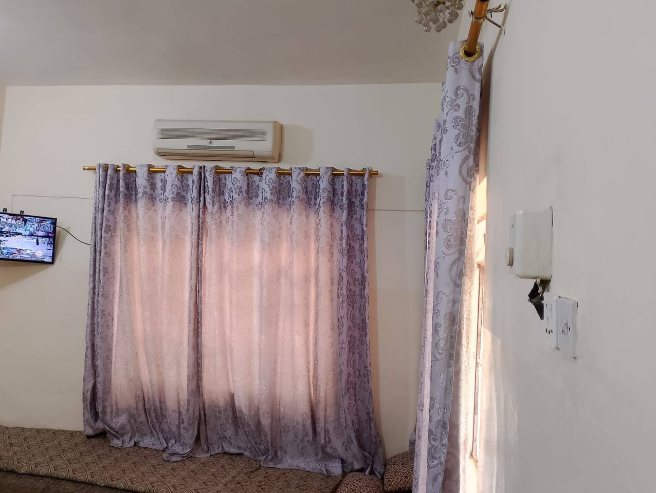 دار للبيع حي جبيريه الثانيه قرب سوق مريدي المساحة ٢٥٠م طابق الأول غرفتين وصاله ومطبخ ستقبال كراج صحيات طابق الثاني غرف وحمام للستفسار اتصل ***********
