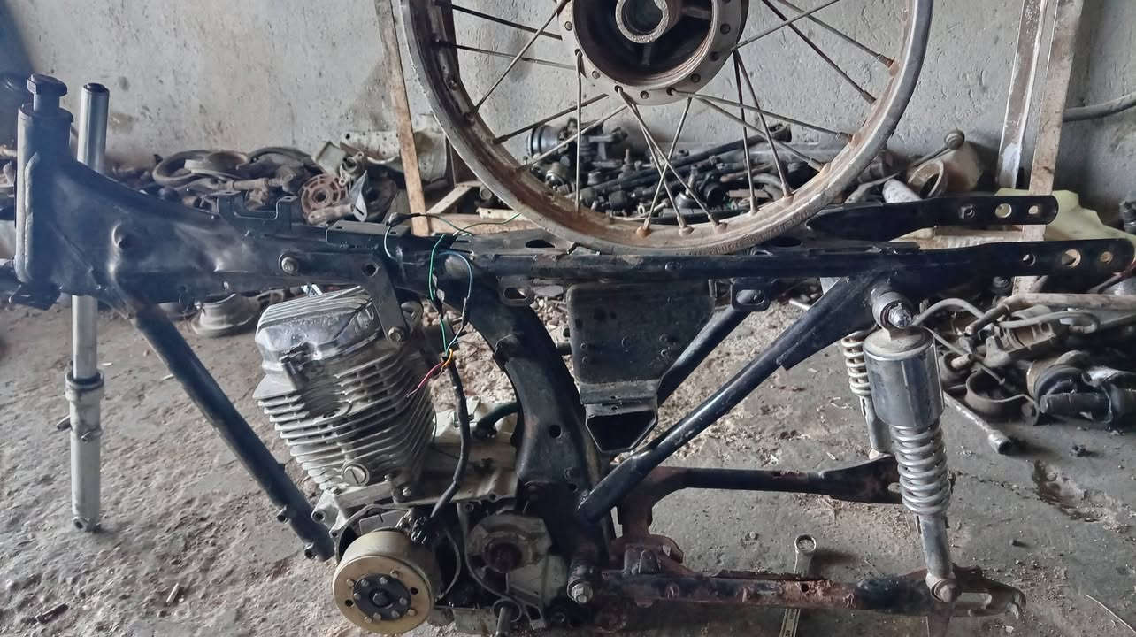 سلام عليكم شباب متاح شاصي ومحرك ادفع سعر عجبني ابيع ***********
