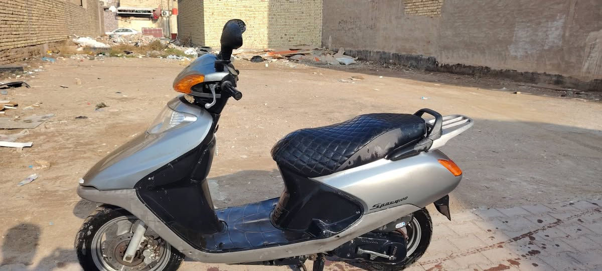 سلام عليكم دراجه سبيسي يباني مكينتهة ناعمى تخبل مفتوحه كفر ابو لختم اصلي تايوان سلف  شغالت كرهبايات شغاله كابريتر اصليه صانصه اصليه كشن اصلي تخم تاير جداد دبلات اصليه شغالت قفل ستيرن قفل جنطة شغالت  *********** مكان كوت شارع الطشاش.
