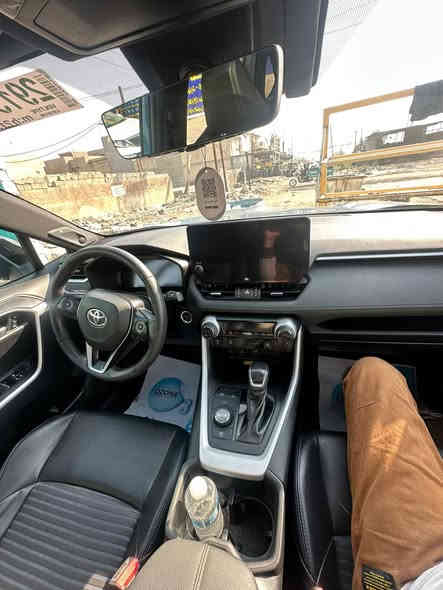 السلام عليكم راف فور اعلى فئه موصفات مرقم بغداد كامل  
أمريكي،حادث بل صور
1- فتحه
2- كشنات تدفئة
3- مقعد السائق كهرباء
4- شاشة ديجيتال
5- سماعات بنظام سيستم JBL
6- كاميرات أمامية وخلفية وجانبية يعني 5 كاميرات
7- شاشة وسطية كبيرة
8- المراية الداخلية الوسطية بيها كامرة
10- رادارات أمامي وخلفي
11- تحديد مسار
مكاني بغداد غزاليه 
وبيها مجال245
***********
