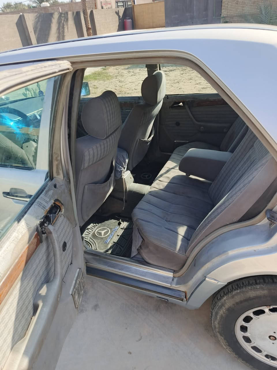 مارسدس دب 
مديل 87 
السياره حلوه وتخبل 
سعرهه 40 وبي مجال حك الجيه 
مكان السياره كربلاء 
ورقم هاتف 📞 ***********
