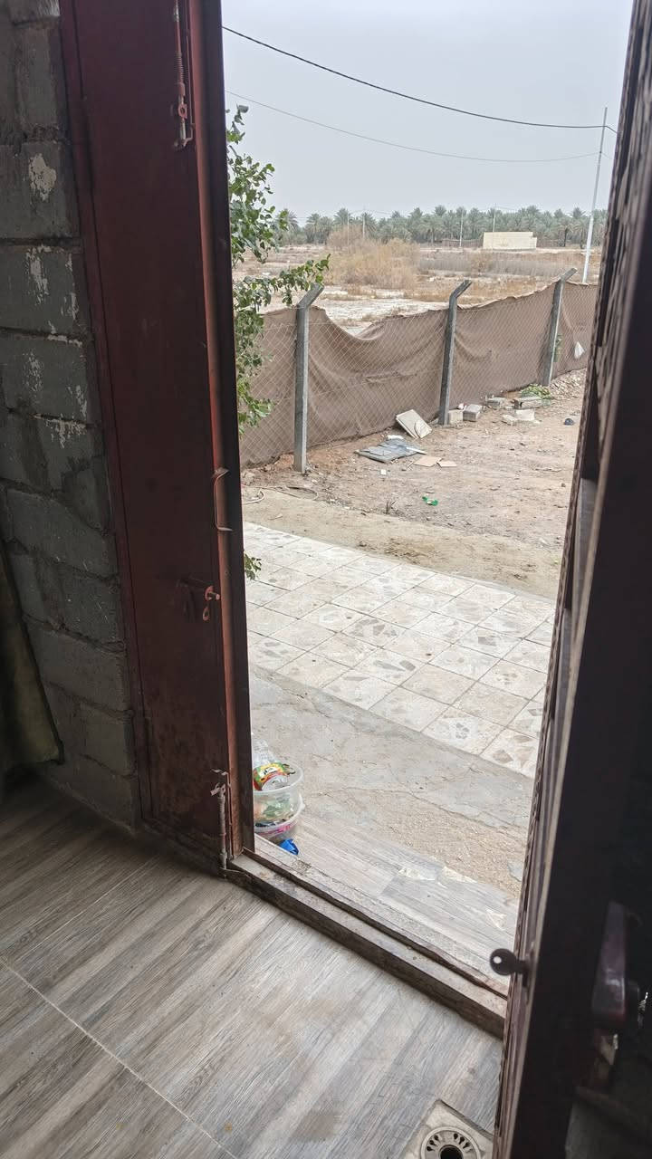 السلام عليكم بيت ٥٠ متر للبيع واجه ٦ونص نزال ٨  استقبال ومطبخ وصاله وحمام مشترك الطابق  الأرضي كامل والطابق الثاني نقصه سقف مسقف سندويچ مكانه حي الامامين جامع الإمام علي المولده الثانيه ***********
