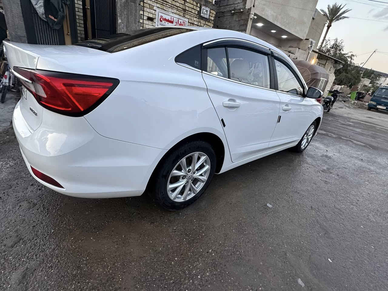 السلام عليكم MG 5 فول عدا الفتحه موديل 2024 ماشيه 34 الف السياره كلش نضيفه بس بيها بارد بلقماره بسيط وبيها شويه صبغ بلبنيد موجوده الصور السعر 90 وبيها مجال بيع مستعجل للاستفسار *********** مكان السياره بغداد
