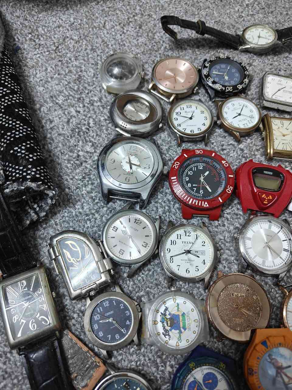 اکثر 50 ساعات رجالی نسائی بالە
سعر 120 الف کلهن 
واتساب ***********
