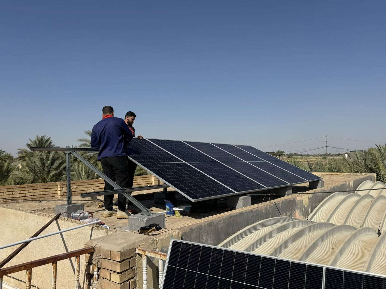 بحمدالله بيت جديد في ناحية الشوملي يودع مولده المنطقه وينعم بلراحة في اجواء الصيف الحار ☀️

تفاصيل هذا المنظومة🛠️⚙️
التجهز 12 أمبير نهاري 15 امبير ليلي حقيقي💯

1️⃣ ألواح شمسية نوع LONGi Hi-MO10 ضمان 10 سنوات

2️⃣ انفيرتر فيليستي قدرة 8kw
🔹مع  (Ip22)

3️⃣بطارية فيليستي سعة 15kw

4️⃣ استخدام بوردات أصلية 100% مع نظام حماية متكامل
🔹 حماية شاملة لكامل الشبكة المنزلية من أي عوارض كهربائية

5️⃣ بورد حماية خاص بدخول تيار DC إلى الانفيرتر
والبطارية إلى الانفيرتر

➕ بالإضافة إلى تنفيذ منظومة تأريض (Earthing System) لضمان أعلى درجات الأمان

📞 للاستفسار أو الحجز واتساب :***********

نقدم أفضل الحلول في مجال الطاقة الشمسية وبأسعار مناسبة وخدمة مضمونة
☀️
