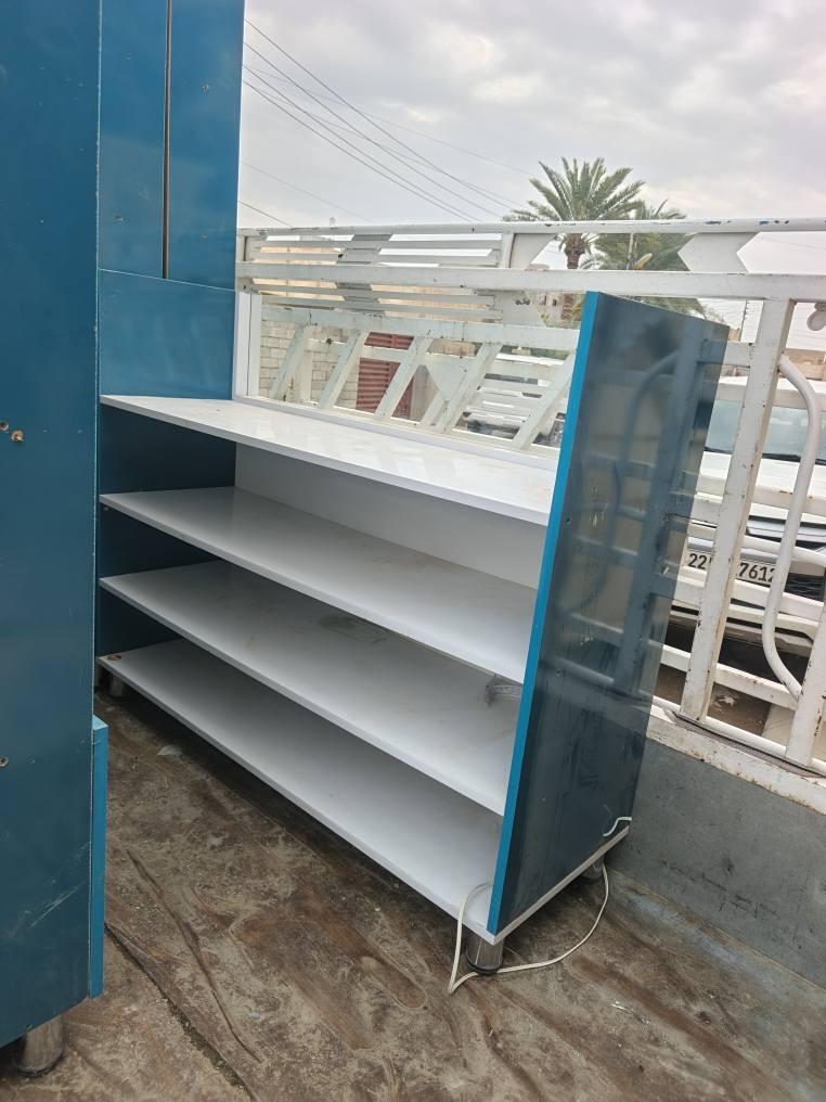 السلام عليكم
ديكور صيدلية كامل للبيع نظافة 85٪ 

رفوف عدد12

ميز متعدد رفوف +باب+مرات 

السعر 2,000,000 بيها مجال بسيط
***********
