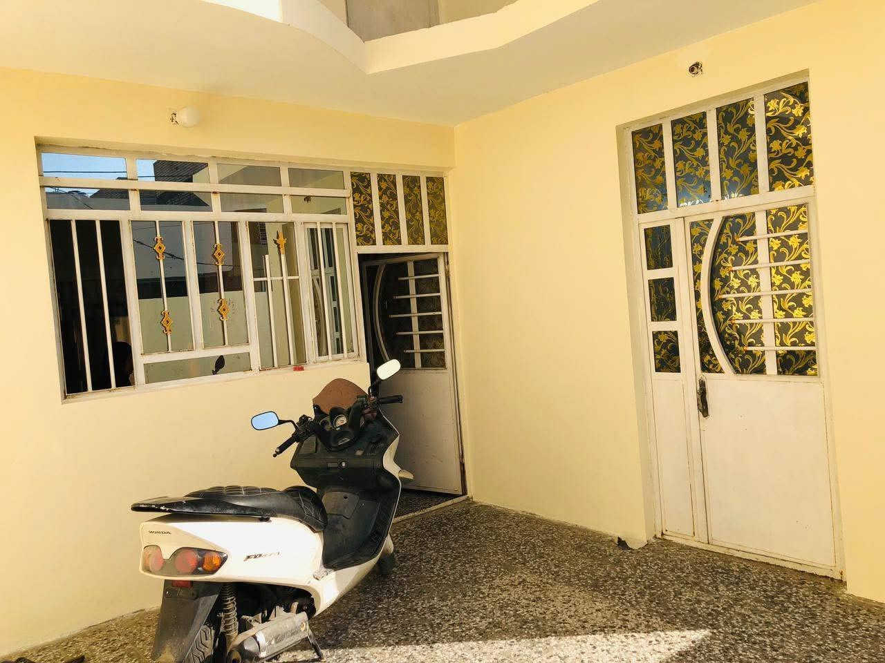 بيت مساحه ٢٠٠ متر زراعي طابق ونص منطقة ضياء الحلفي مقابيل الفضيليه شارع زنود الست الحمداني واجهه ١٠ نزال ٢٠ للاستفسار الاتصال على الرقم ***********
