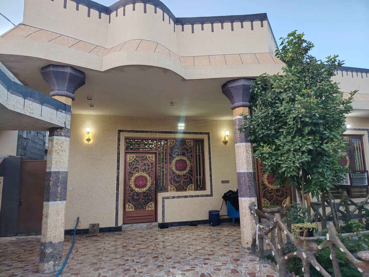 السلام عليكم يوجد بيت البيع الموقع التجنيد قرب المحطه مالت الكهرباء الجديده بينها وبين جامع تواب الرحيم المساحه 235 يحتوي على حوش كبير وحديقه و3حمامات واستقبال وصاله وغرفتين نوم وبيتونه كبيره وممشه بسد لبيت ورا البيت... البيت كله سراميك وسقوف ثانويه يوجد بيه بئر ماء ومي اساله ماناقصه اي شي السعر 75 مليون وبيه مجال قليل  الاستفسار ***********
السلام عليكم يوجد بيت البيع الموقع التجنيد قرب المحطه مالت الكهرباء الجديده بينها وبين جامع تواب الرحيم المساحه 235 يحتوي على حوش كبير وحديقه و3حمامات واستقبال وصاله وغرفتين نوم ومطبخ وبيتونه كبيره وممشه بسد لبيت ورا البيت... البيت كله سراميك وسقوف ثانويه يوجد بيه بئر ماء ومي اساله ماناقصه اي شي السعر 75 مليون وبيه مجال قليل  الاستفسار ***********
