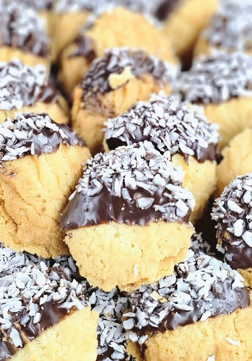 حلويات 🍨 فاخرة جديدة 
رقم #خدمة_التوصيل ***********
مول اهل الخير - نادر  الحلة نادر الثانية الشارع الخدمي
