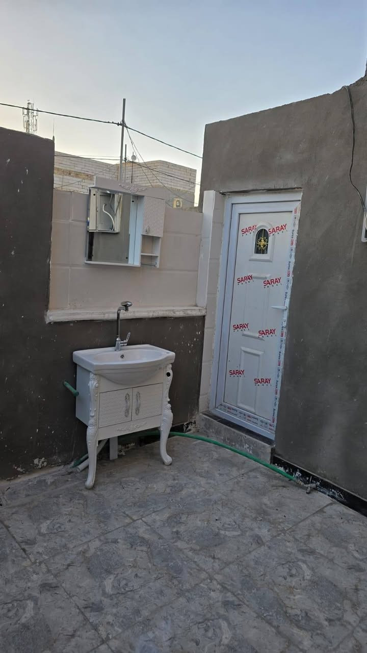 السلام عليكم بيت طابقين بسعر مناسب جدا ٣ غرف وصاله فوك وجوه براني ٥ متار مطبخ حار وبارد وصحيات دولان مساحه 105متر  دولان متر ونص *********** السعر 56

