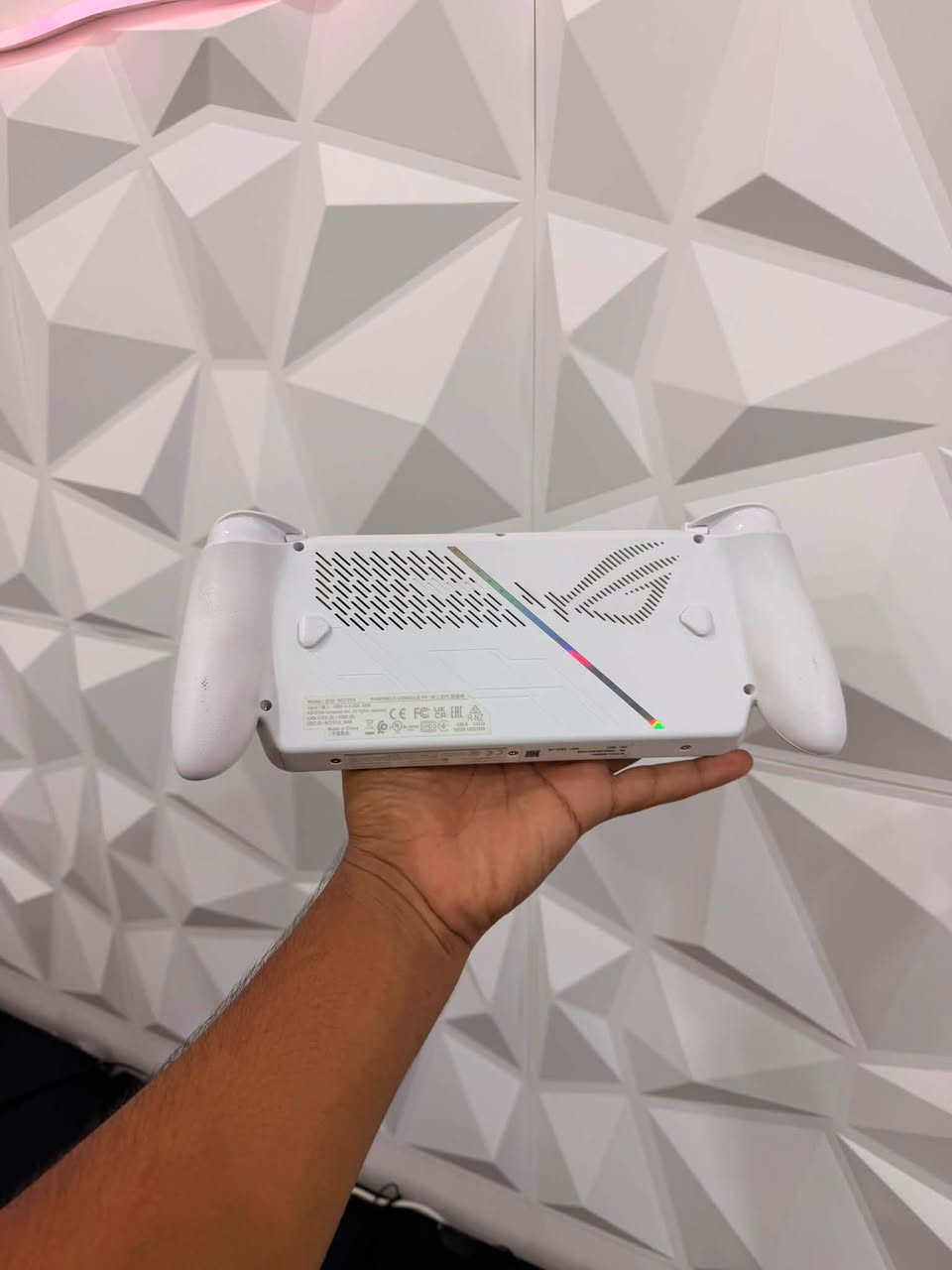 سلام عليكم
Asus rog xbox ally 

نظافة 100/100 مستخدم جدا قليل يعني بطارية 100 كامل غراضة عنوان الأنبار. متوفر توصيل 
***********
