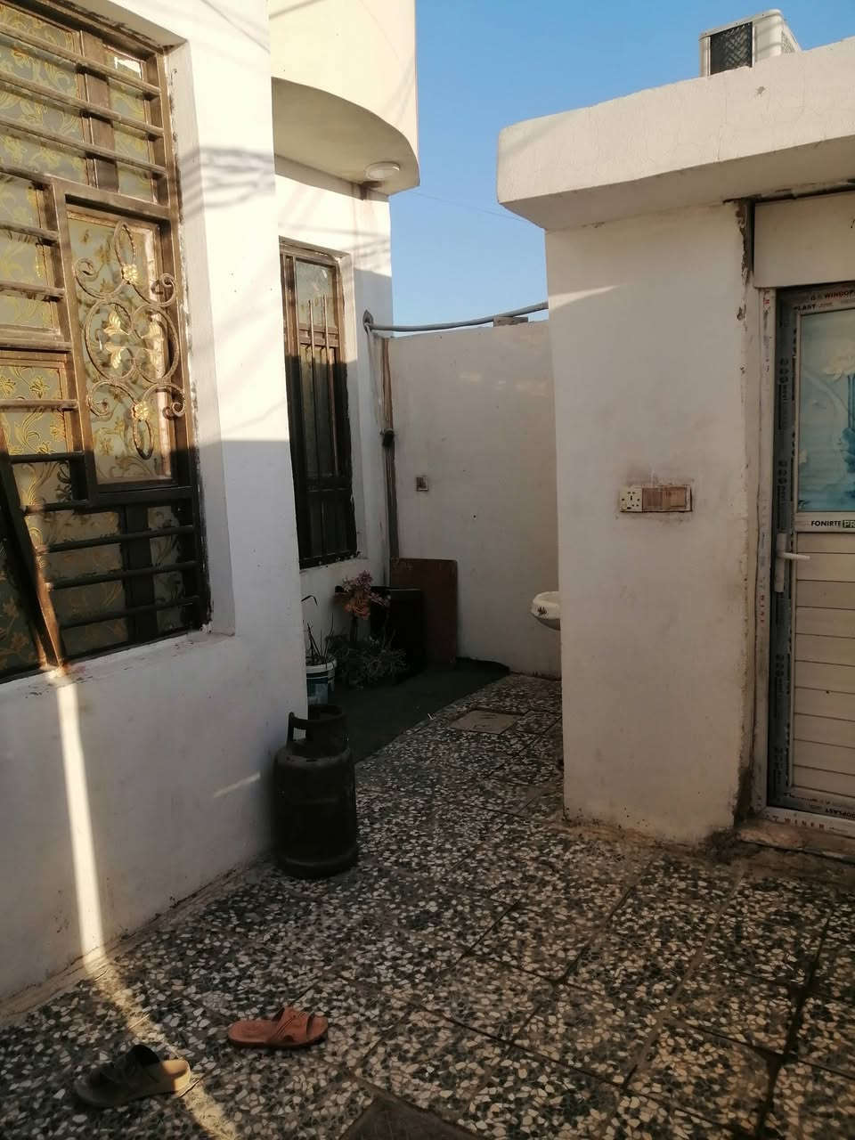 دار سكن جاهزه للبيع المساحه 150 تفاصيل
الطابق الاول غرفه صال مطبخ استقبال ساحه بيت
مكشوفه خل الغرفه على عرض البيت
مكشوفه للصاله ومطبخ
غرفه 6***5ونص
الصاله 3*7
المطبخ3*3
الاستقبال 4*5
مساحه البيت3*4
الطابق الثاني
غرف صاله بيتونه
غرفه3ونص **6
ااصاله6*6
البيتون6*5
السطح 4*6
بناء البيت الطابق الثاني طابوك فقط الصاله ضلع فرمستون
ام البيت كل طابوك نهروان شرط مال جناي شغل تجي وشوف
البيت كل جسور السكف الرباط6اشاشه مو4
سقوف ثانويه كما موضح  ادنا
للاستفسار الاتصال ***********
او مراسله واتساب
