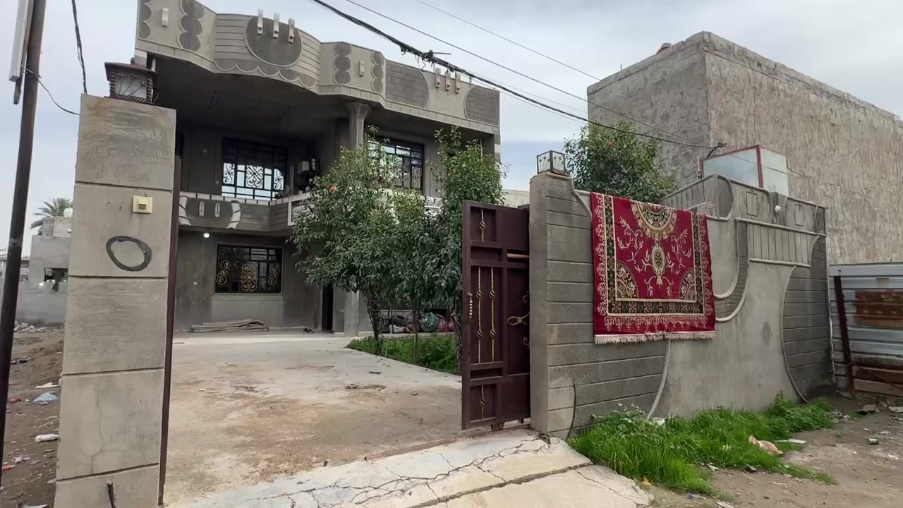 السلام عليكم 

بيت المساحه 350م وجه 10 نزال 35
ملك صرف زراعي سند 25  من صاحب السند مباشر
يحتوي على 

الطابق الاول. ( أستقبال + مطبخ + حولي + 2 منور 
+ 2 غرف نوم + خدمات مفصوله حمامات ومرافق 

الطابق الثاني ( 3 غرف نوم وخدمات مفصوله مثل الجوه وسطح اول وثاني )

الموقع / كميره شارع 9 بين قريه صبر وبين شارع ابو طاوه 

للأستفسار : *********** نزار الطائي
