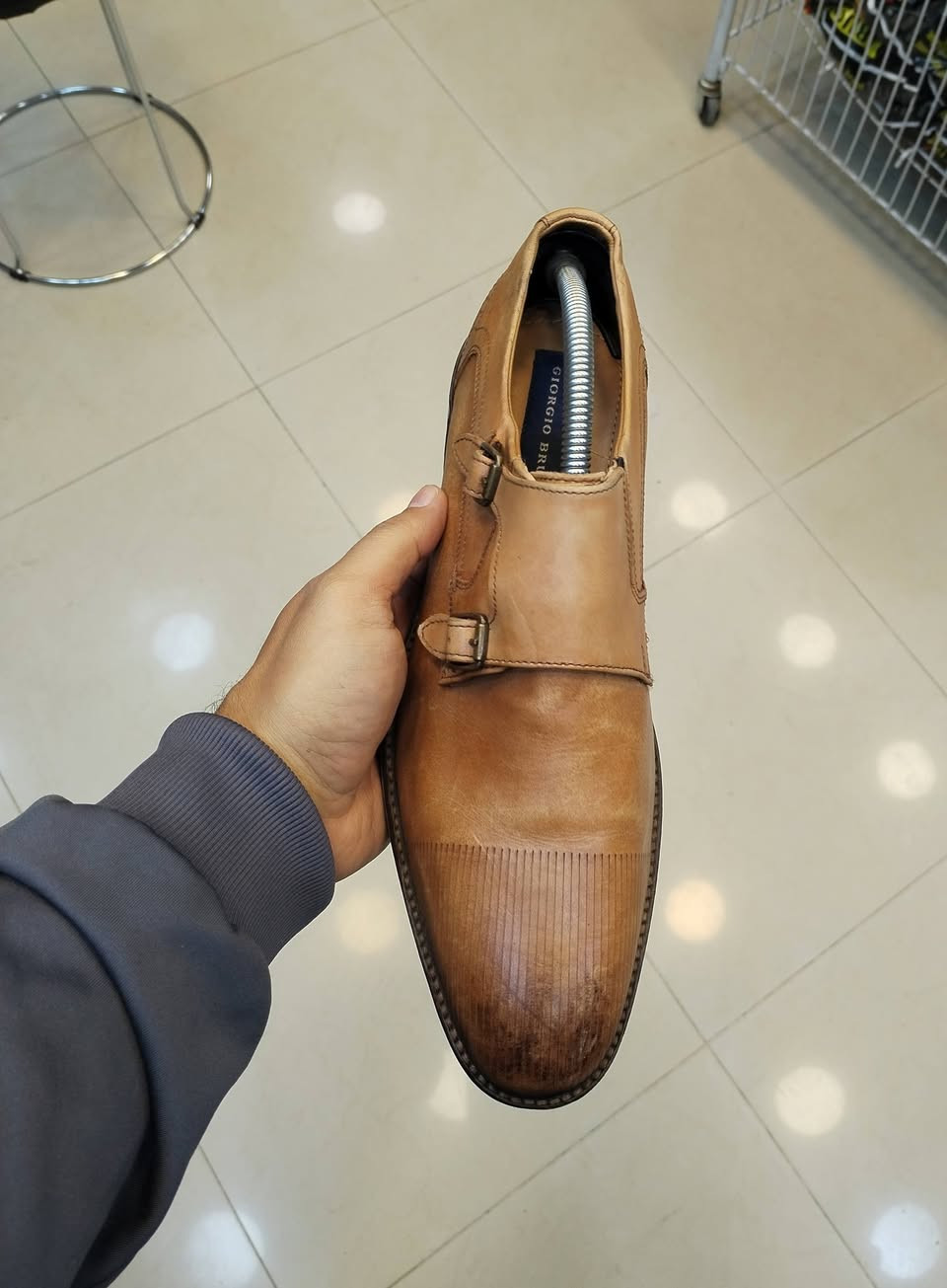 حذاء مصنوع من جلد النعام 
ماركة جورجيو بروتيني 
من أغلى البراندات العالمية 
أصلي وكالة اورجنال 
قياس 43 طول القدم 27 ونص 
قطعة ولا غلطة رسمي وبدلات 
للحجز على خاص 
أو مراسلة واتساب ***********
توصيل لكل محافظات العراق 

متوفر نقدا وبالاقساط
