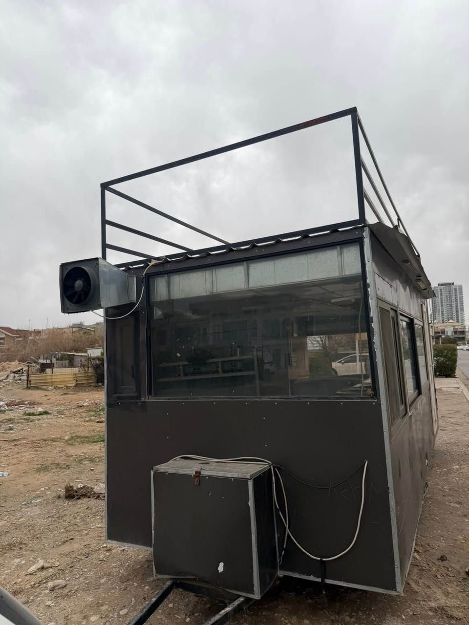 کەرەڤانە بۆ فرۆشتن درێژی ٦ مەتر پانی ٣ مەتر ١٩ گەڵا و مەجال *********** أربيل, العراق
