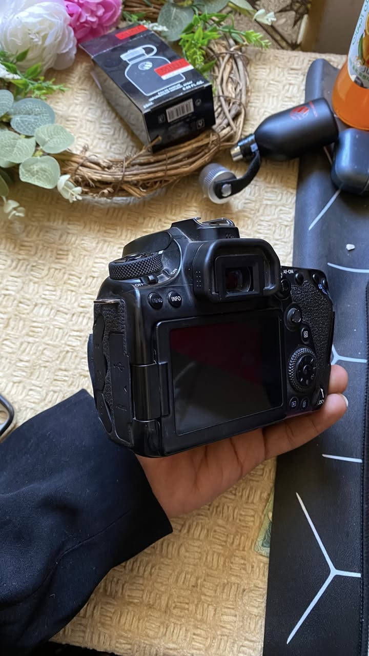 كانون 90D  بيع او مراوس بسوني او نيكون
تُعتبر كاميرا Canon EOS 90D "الوحش" الأخير في فئة الكاميرات ذات المرآة (DSLR) بمستشعر APS-C من كانون. هي كاميرا مثالية لمن يبحث عن أداء قوي يجمع بين التصوير الفوتوغرافي وتصوير الفيديو باحترافية.

إليك مراجعة سريعة لأهم مميزاتها وعيوبها لتعرف ما إذا كانت لا تزال تستحق الاقتناء في 2026:

المواصفات التقنية الرئيسية

• المستشعر: بدقة 32.5 ميجابكسل (دقة عالية جداً تسمح لك بقص الصور دون فقدان الجودة).

• المعالج: DIGIC 8.

• سرعة الالتقاط: تصل إلى 10 إطارات في الثانية (ممتازة لتصوير الرياضة والحياة البرية).

• الفيديو: تصوير 4K بدون "قص" (Uncropped) وبسرعة 30 إطاراً، مع إمكانية تصوير Slow Motion بدقة Full HD بسرعة 120 إطاراً.

• نظام التركيز: نظام Dual Pixel CMOS AF الأسطوري من كانون (سريع جداً وسلس في الفيديو


**إذا كنت صاحب هذا الإعلان وتريد حذفه لأي سبب، رجاءا أرسل رسالة إلى الدعم الفني**