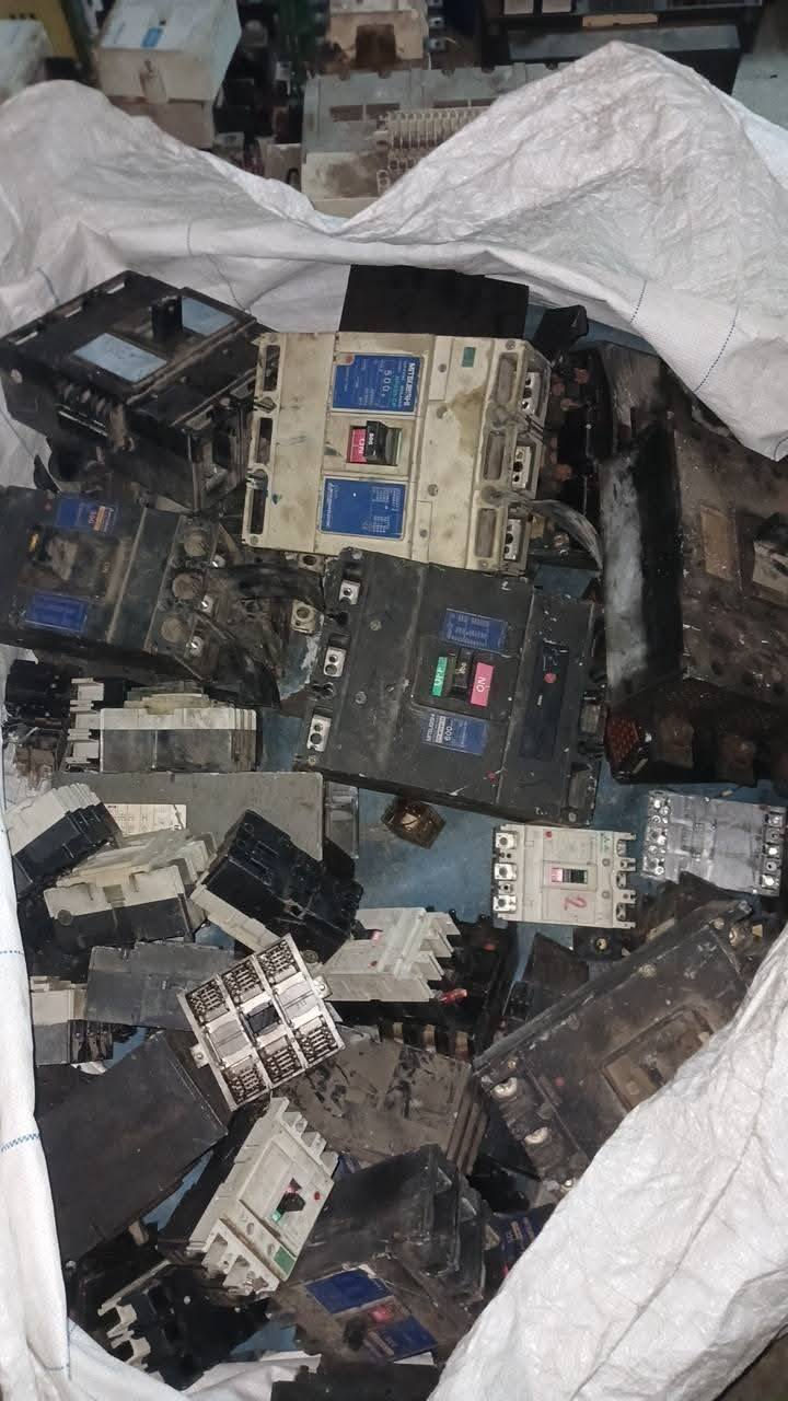 اشتري العاطل والمحترق كافة القواطع والكونكترات بأسعار عالية
***********☎️ واتساب + ماسنجر موجود باي مكان كنت نجيك
