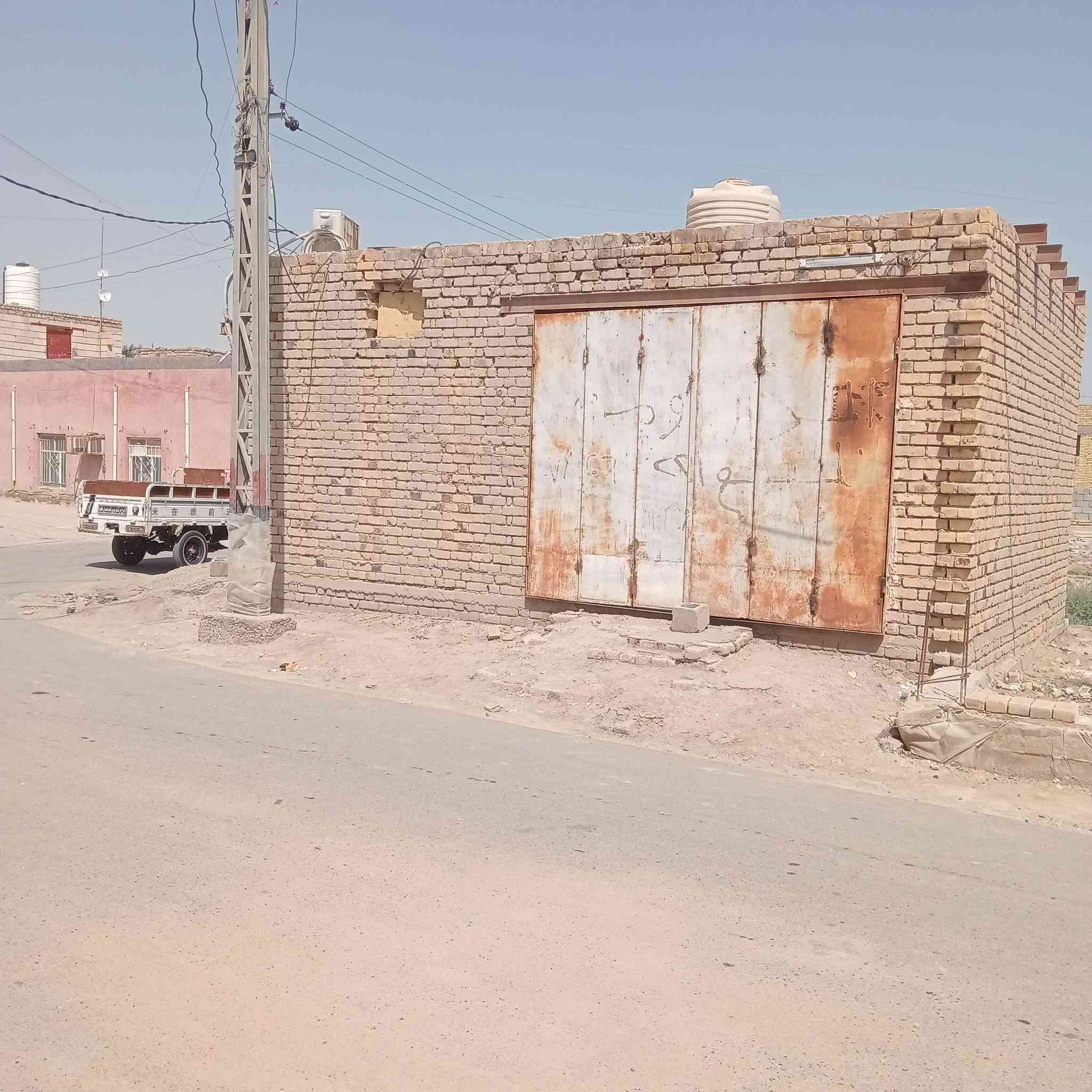 السلام عليكم اخوان قطعةللبيع ركن 400متر زراعي بيهه محلات 3 من ضمن القطعه خدمات كامله منطقة ال بوعظم صوب الشاميه بين الجسرين قرب مدرست الحكمة الاستفسار على الرقم *********** او واتساب
