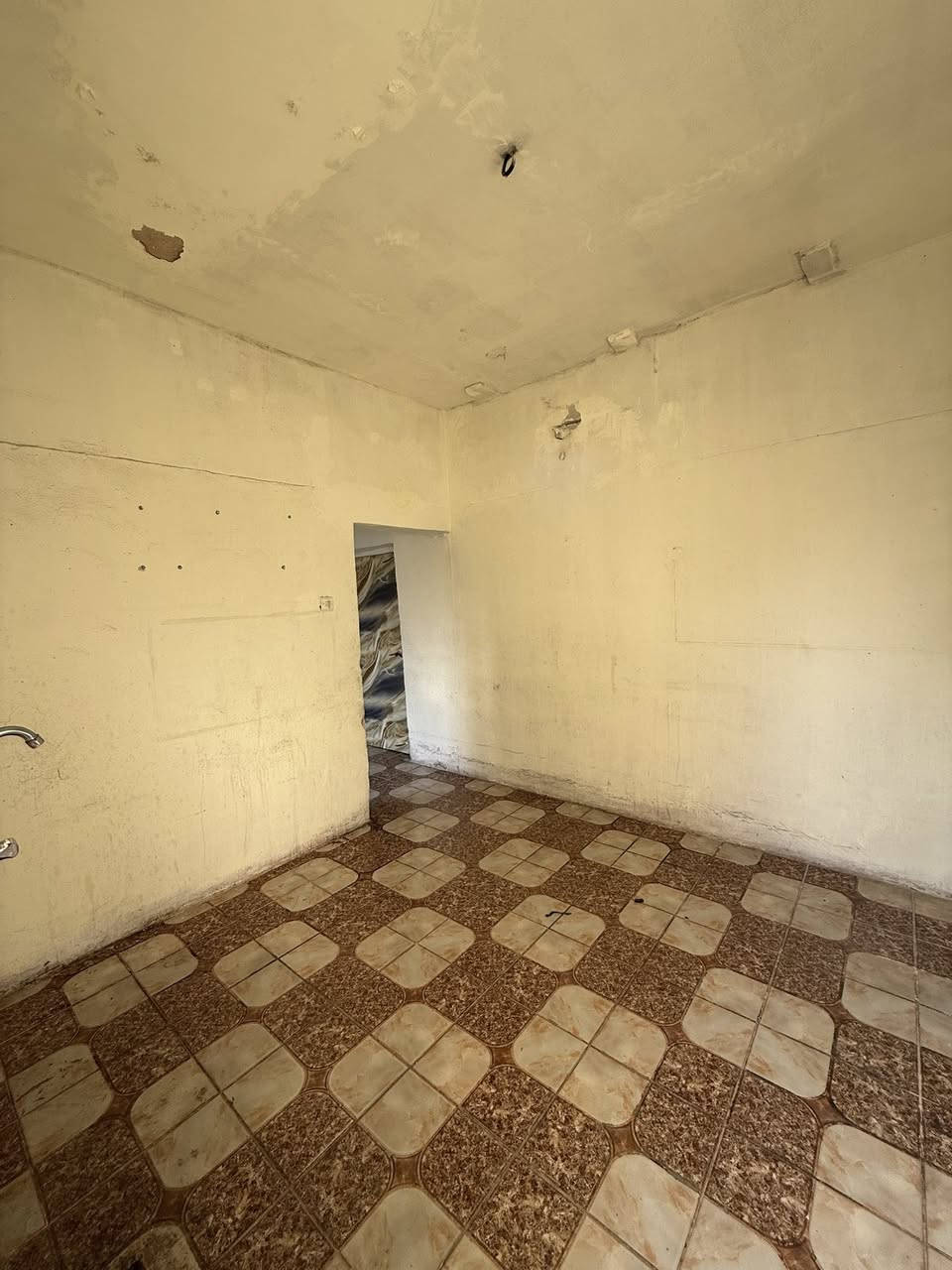 السلام عليكم بيت مساحه 150 متر الايجار  غرفه نوم واستبقال ومطبخ وكراج يجار 350 ابو دشير شارع الضغط قرب حسينه جعفر الصادق  ***********
