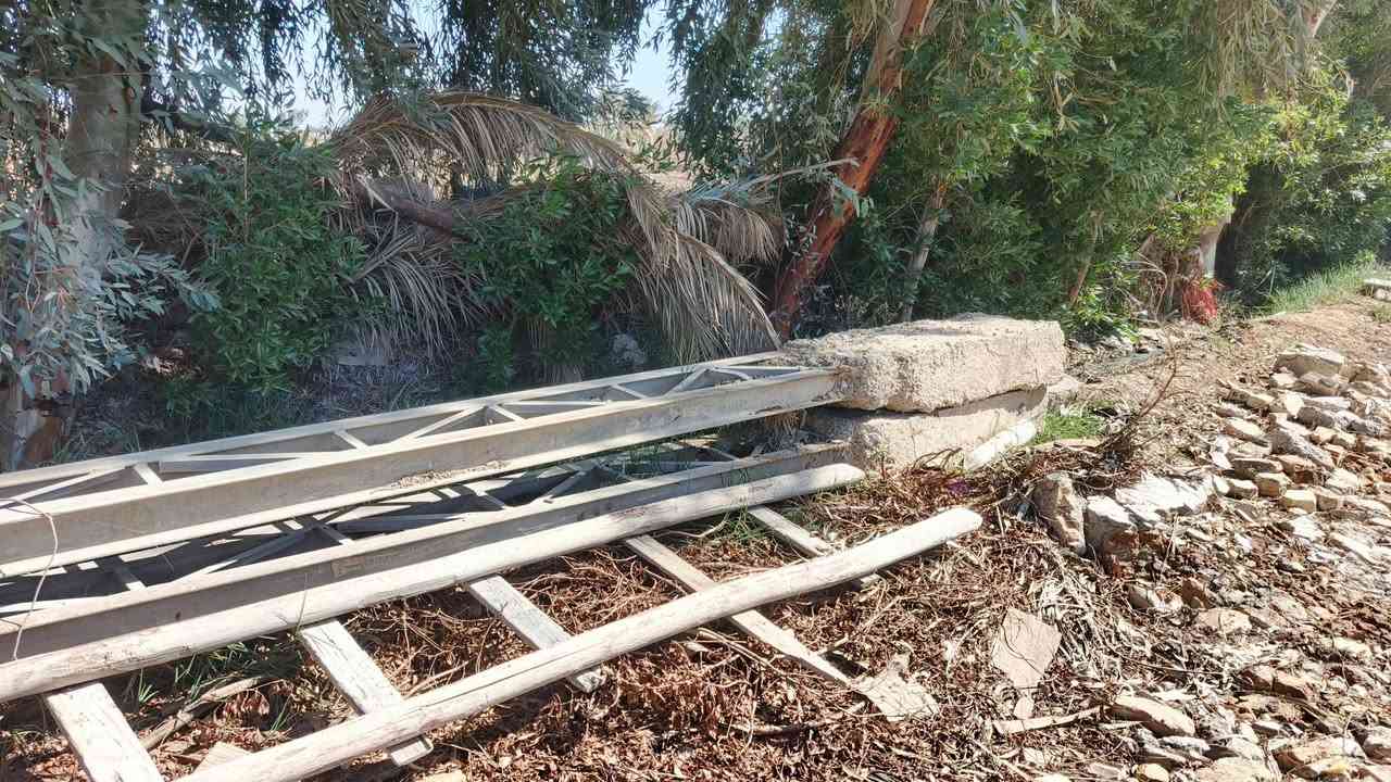 السلام عليكم تيل عدد 2 طول 8 متر وبي صبه متر ونص تقريبا مشبج 
مع لفتين سلك طول 400 متر للبيع 
سعرهن كلهن 800الف ***********
عنوان واسط قضاء الحي
